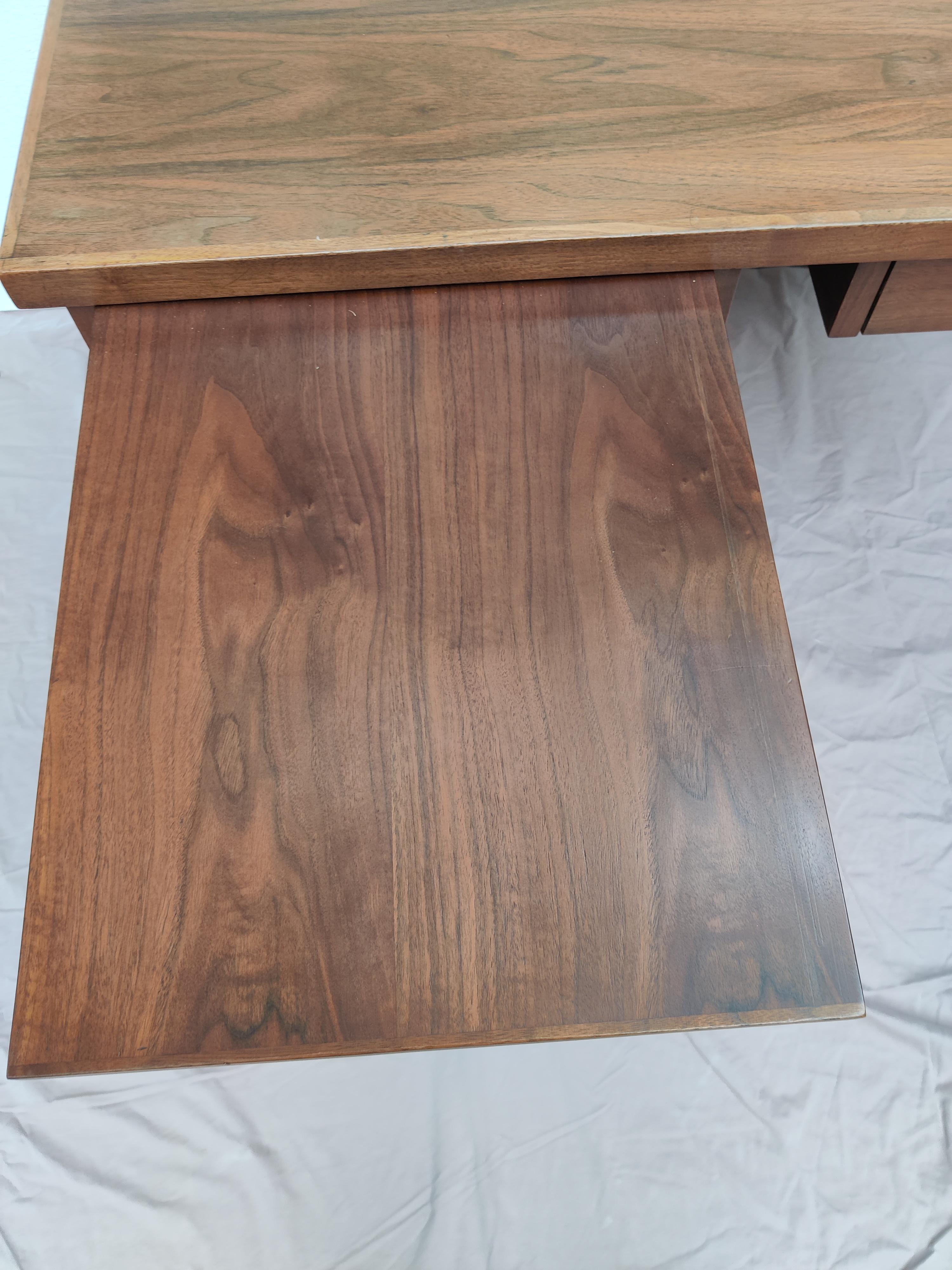 Mid Century Modern Walnut Desk with brass and walnut pulls For Sale 3