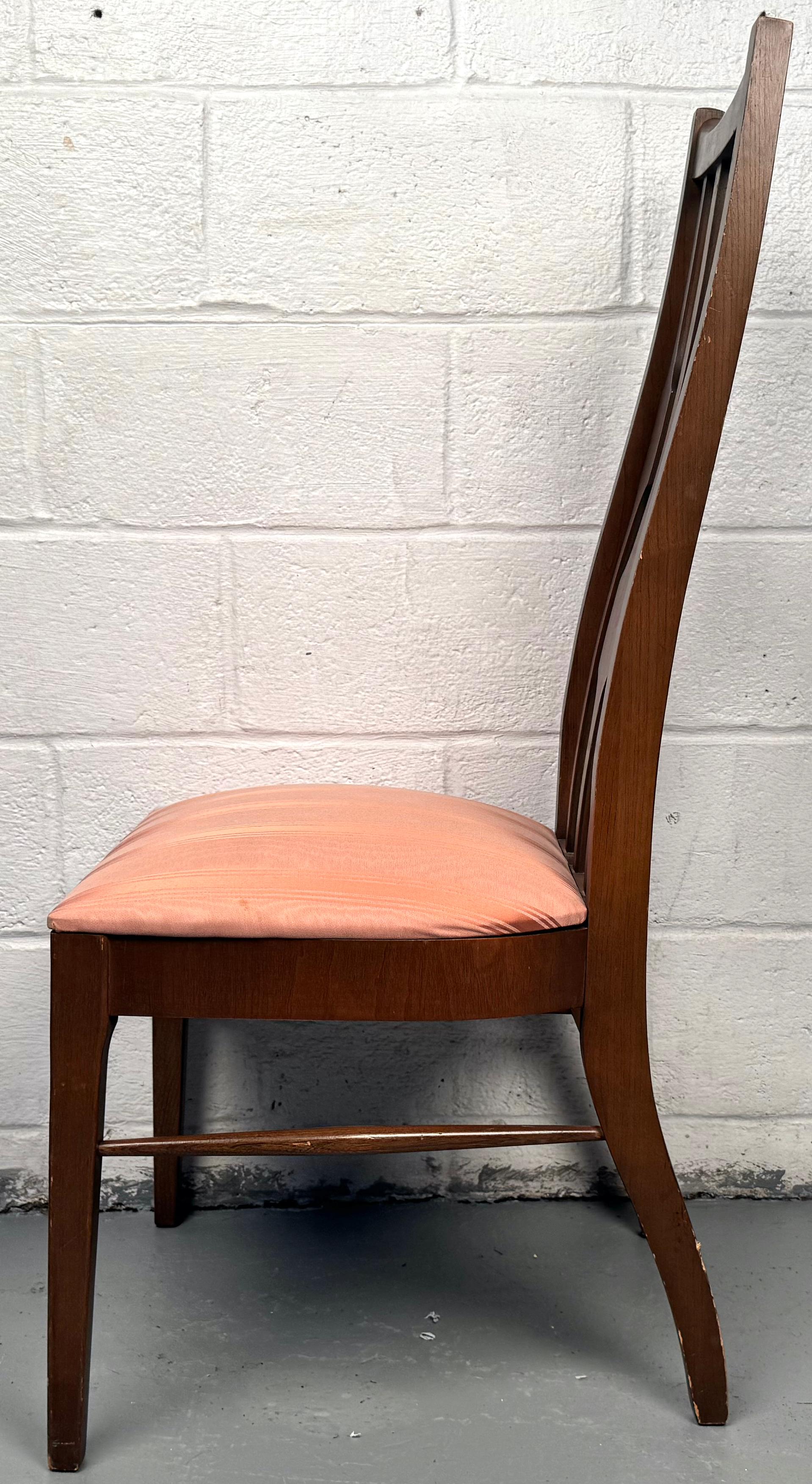 Chaises de salle à manger en noyer modernes du milieu du siècle par Kent-Coffey en vente 4