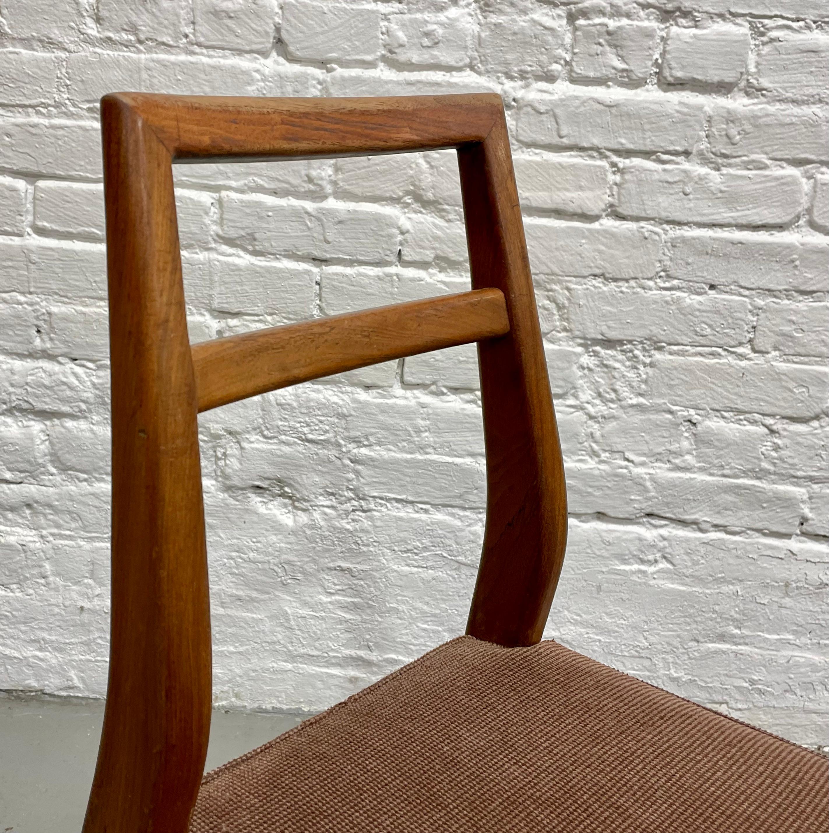 Mid-Century Modern Walnut Dining Chairs by Mel Smilow, Set of 4 For Sale 1
