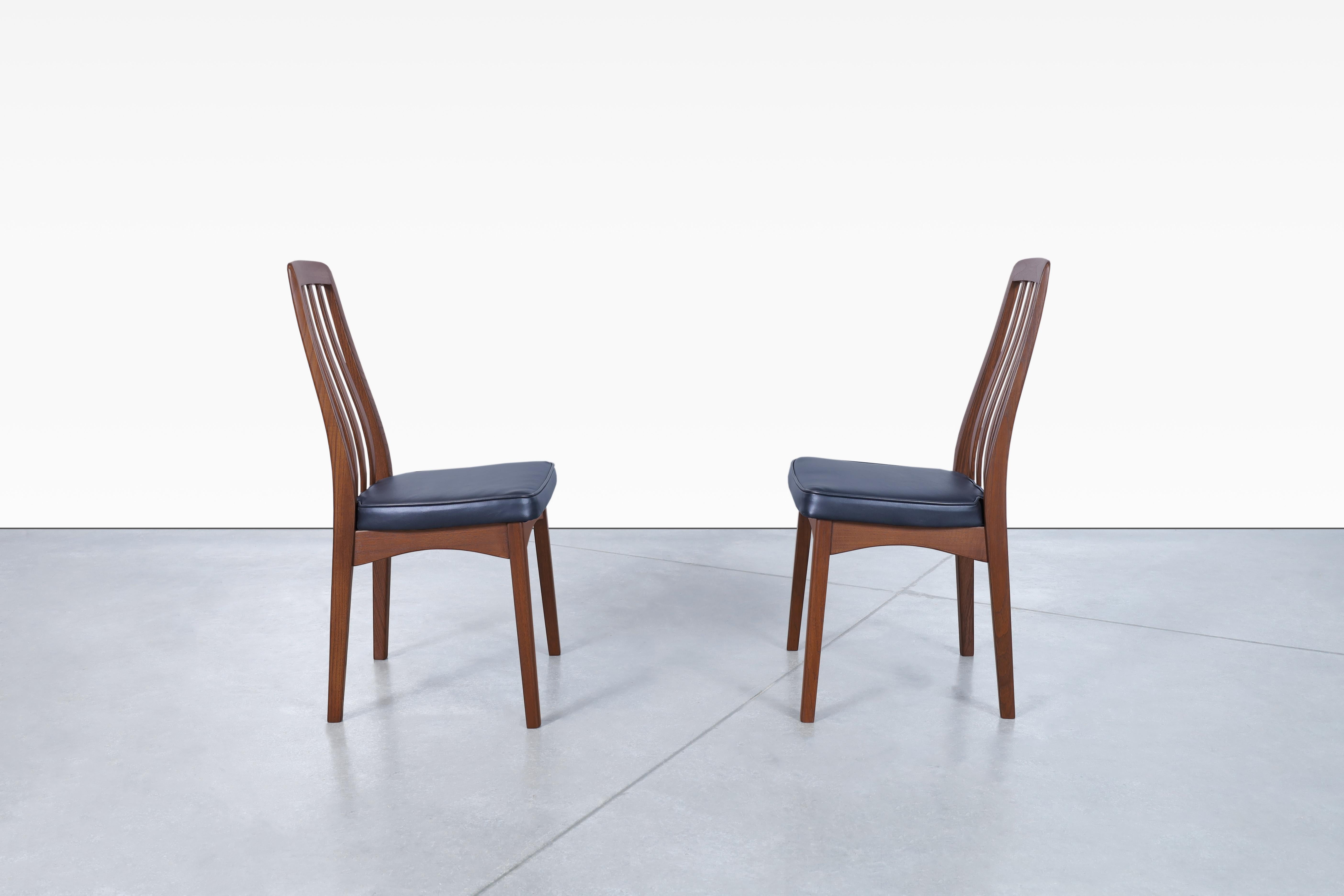 Mid-Century Modern Walnut Dining Chairs For Sale 4