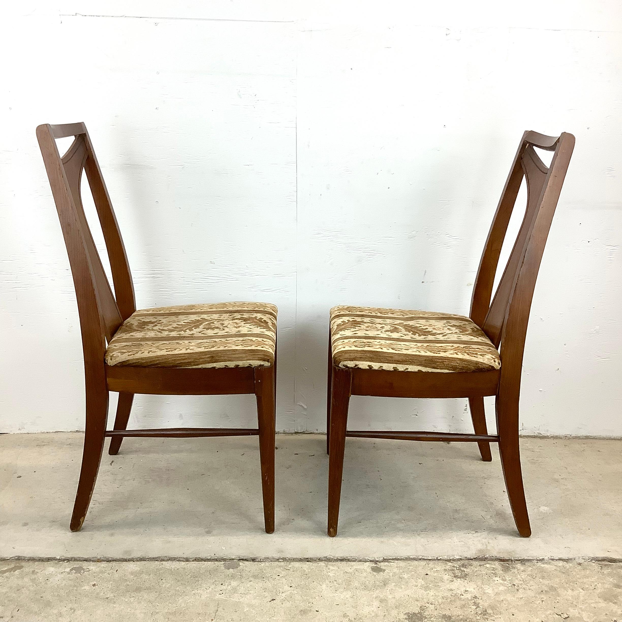 Moderne Esszimmerstühle aus Nussbaumholz für die Jahrhundertmitte im Angebot 2