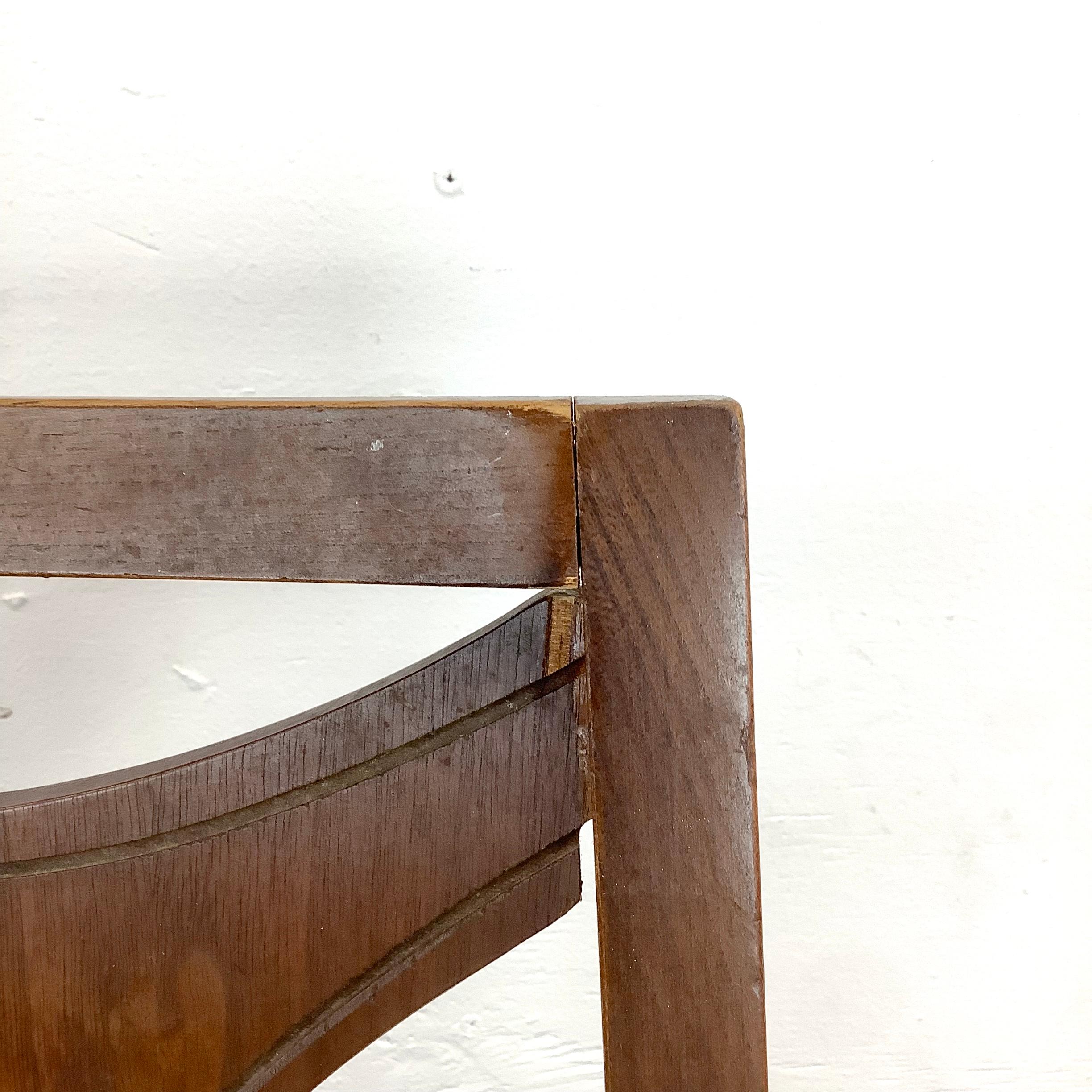 Moderne Esszimmerstühle aus Nussbaumholz für die Jahrhundertmitte im Angebot 9