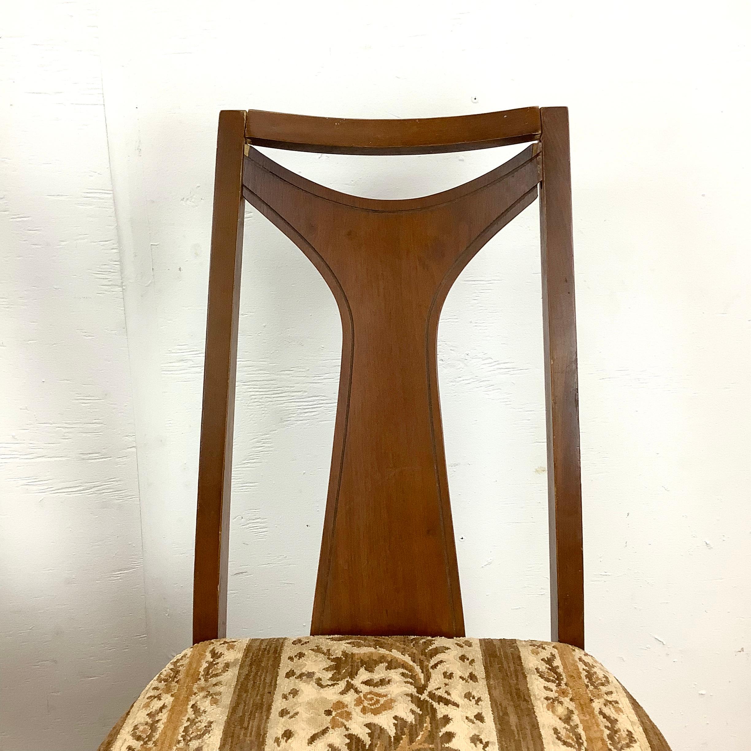 Moderne Esszimmerstühle aus Nussbaumholz für die Jahrhundertmitte im Zustand „Relativ gut“ im Angebot in Trenton, NJ