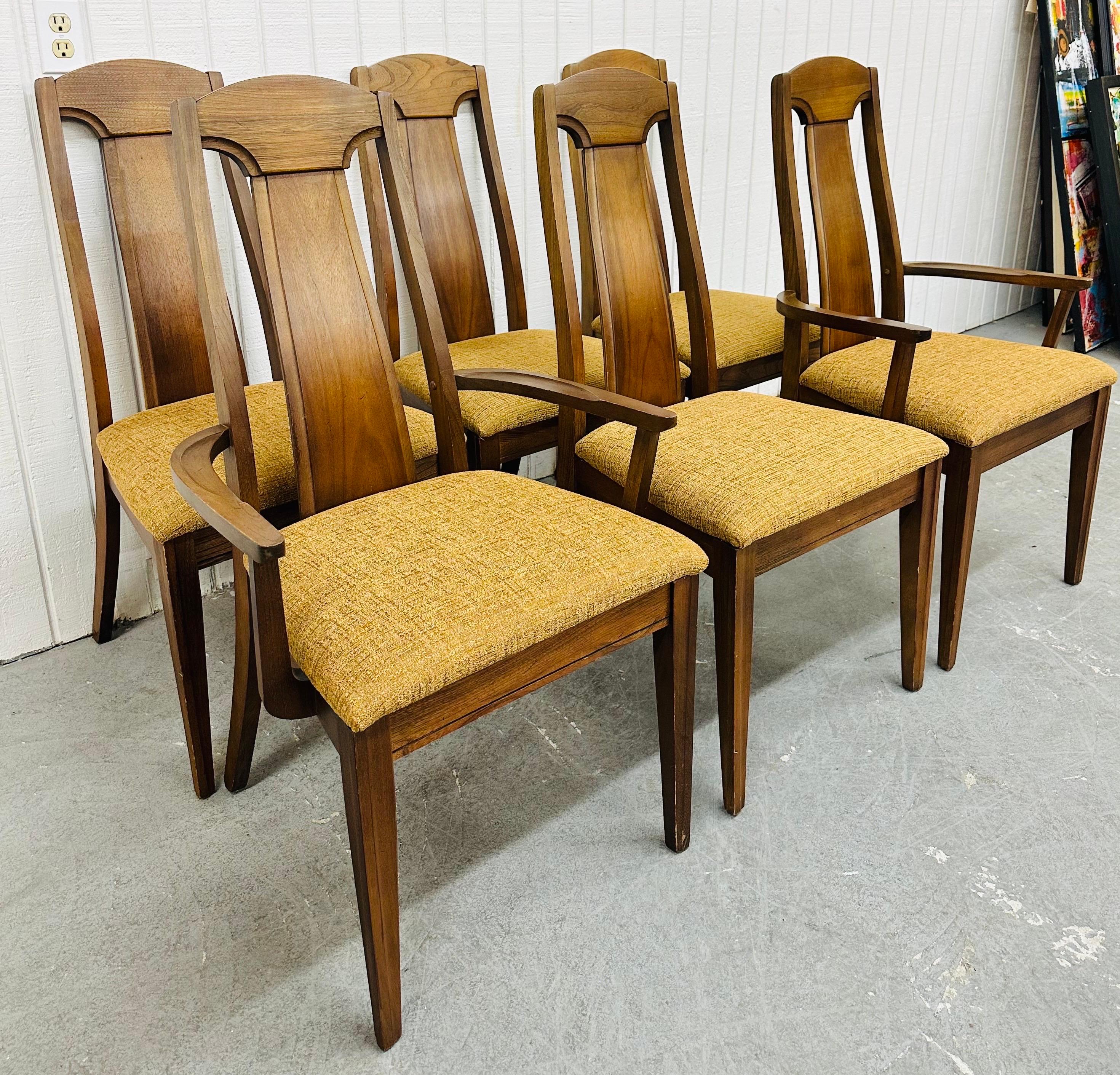 Questo annuncio si riferisce a un set di sei sedie da pranzo in legno di noce di epoca moderna. Caratterizzato da un design con schienale alto, due poltrone, quattro sedie laterali, gambe moderne, nuova tappezzeria dorata e una bellissima finitura