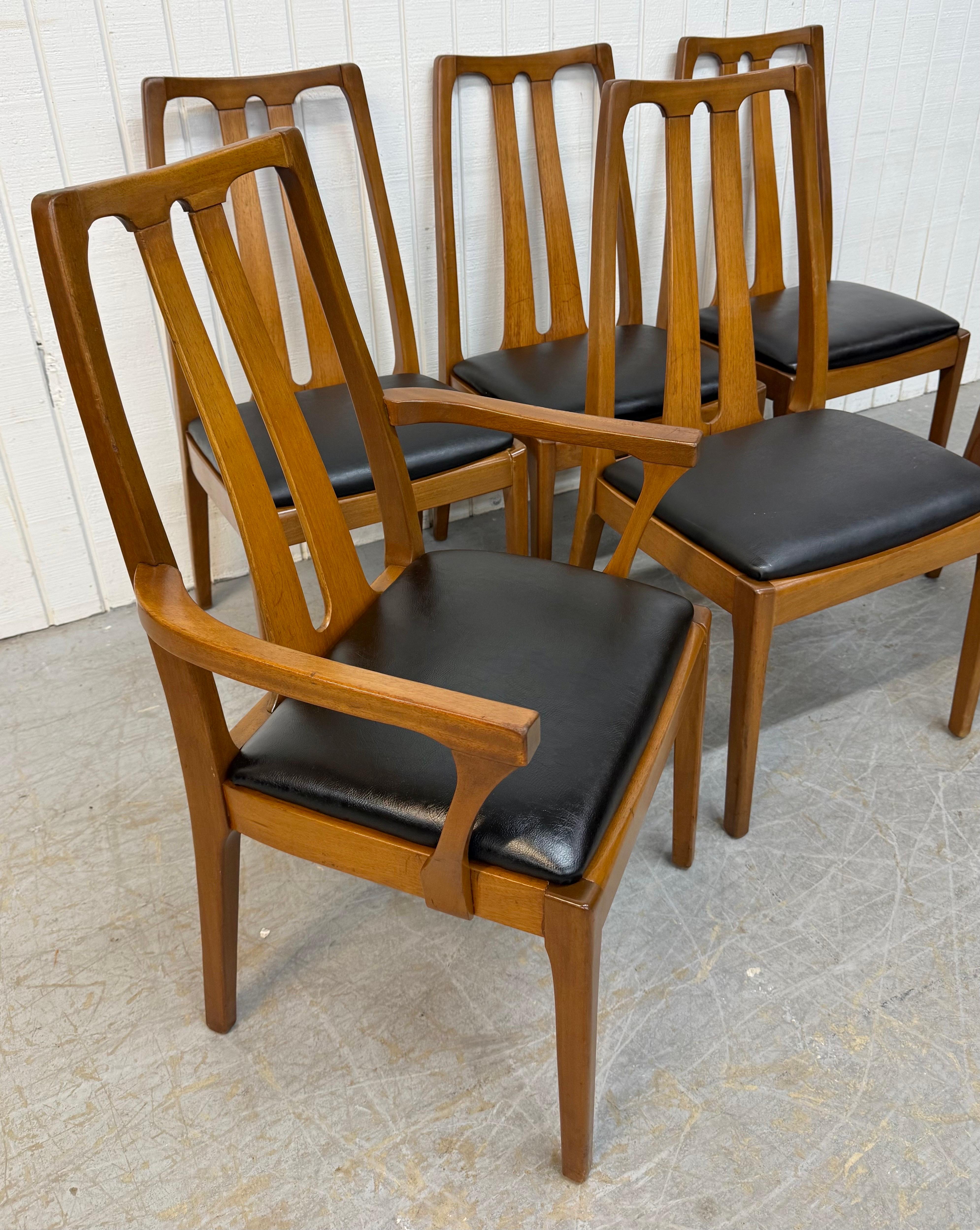 Diese Auflistung ist für eine Reihe von sechs Mid-Century Modern Walnuss Esszimmerstühle. Mit einer hohen Rückenlehne im Querlenker-Stil, zwei Sesseln, vier Beistellstühlen, modernen Beinen, neuer schwarzer Vinyl-Polsterung und einer originalen