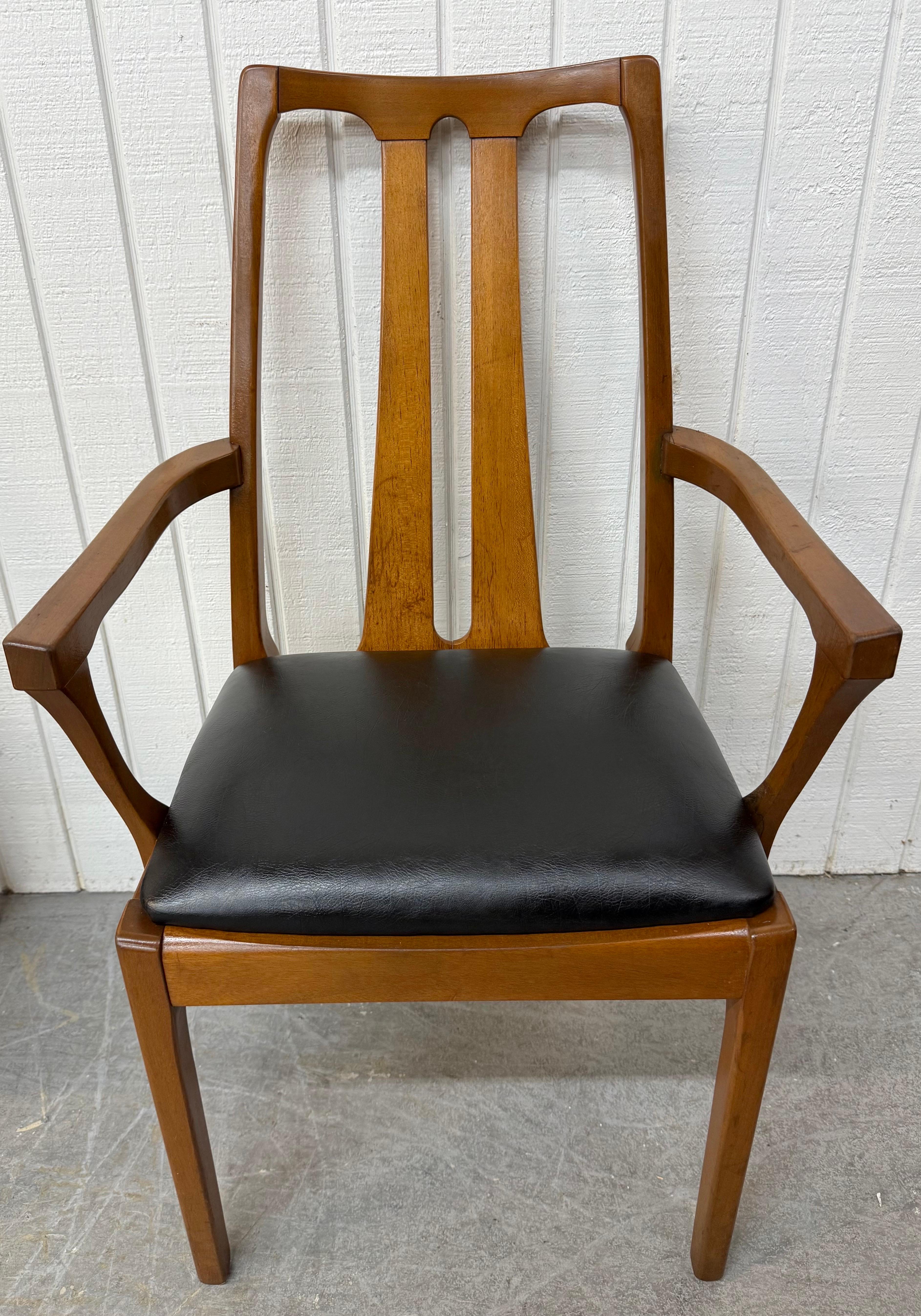 Moderne Esszimmerstühle aus Nussbaumholz aus der Jahrhundertmitte - 6er-Set (20. Jahrhundert) im Angebot