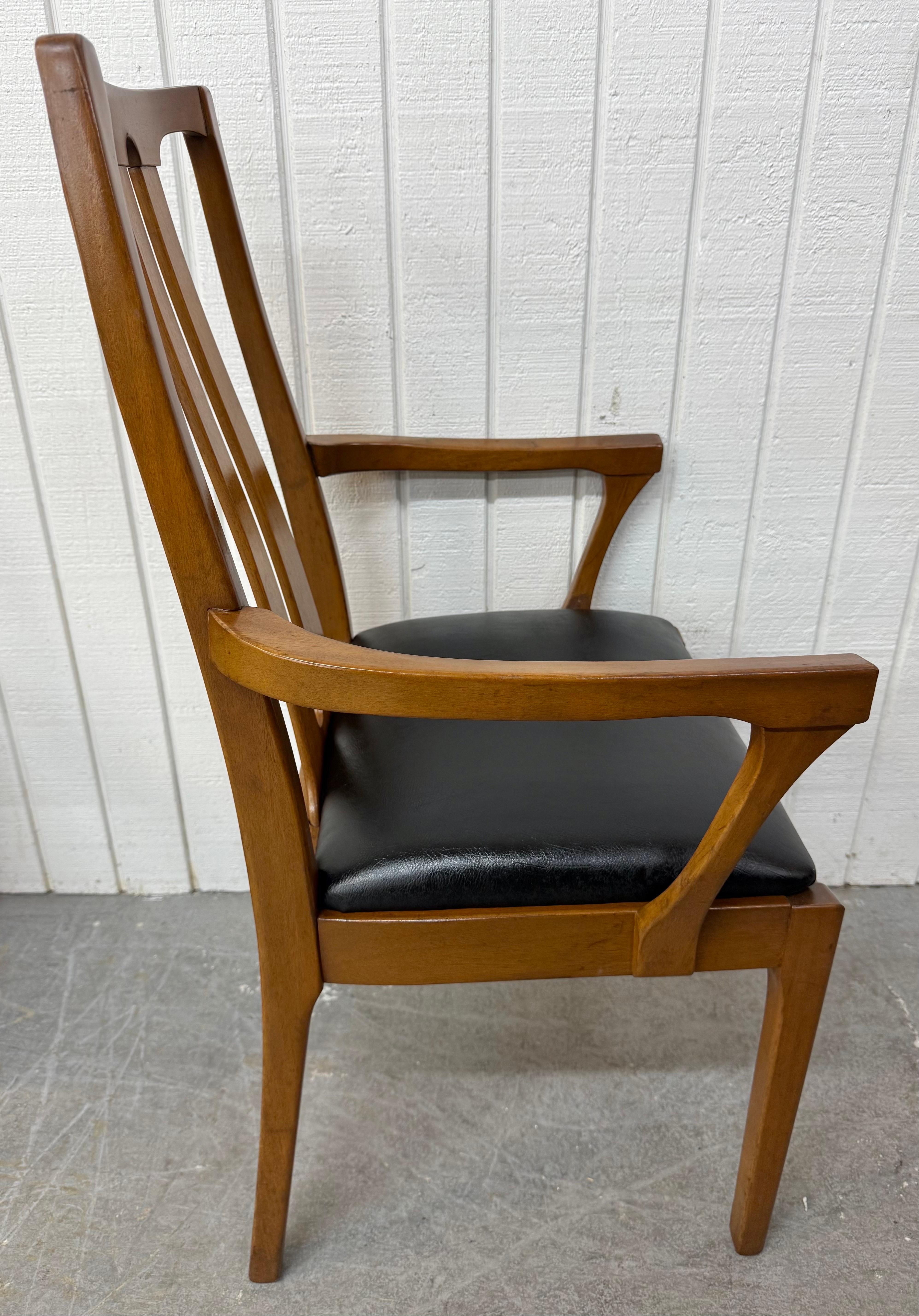 Moderne Esszimmerstühle aus Nussbaumholz aus der Jahrhundertmitte - 6er-Set (Kunstleder) im Angebot