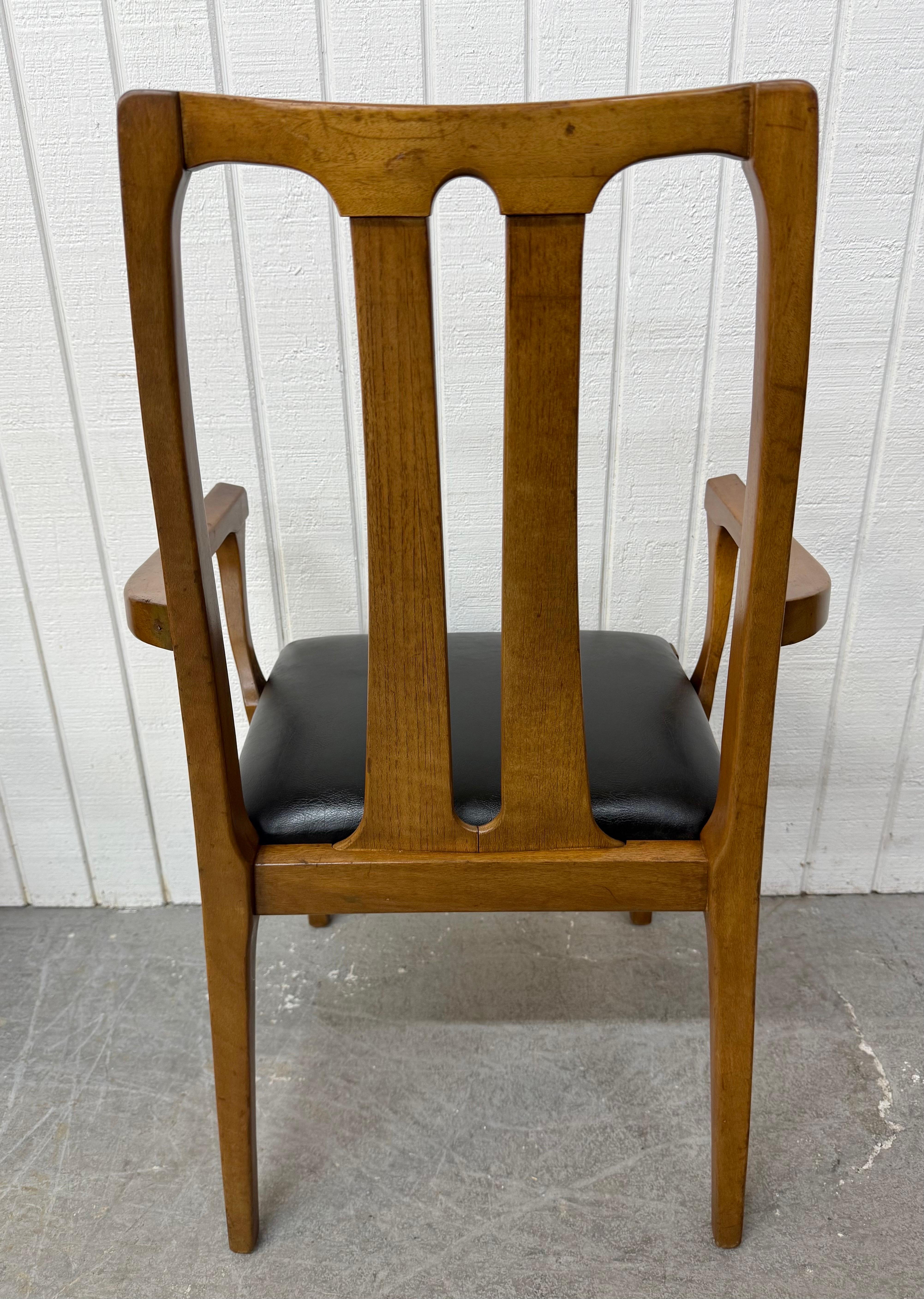 Moderne Esszimmerstühle aus Nussbaumholz aus der Jahrhundertmitte - 6er-Set im Angebot 1