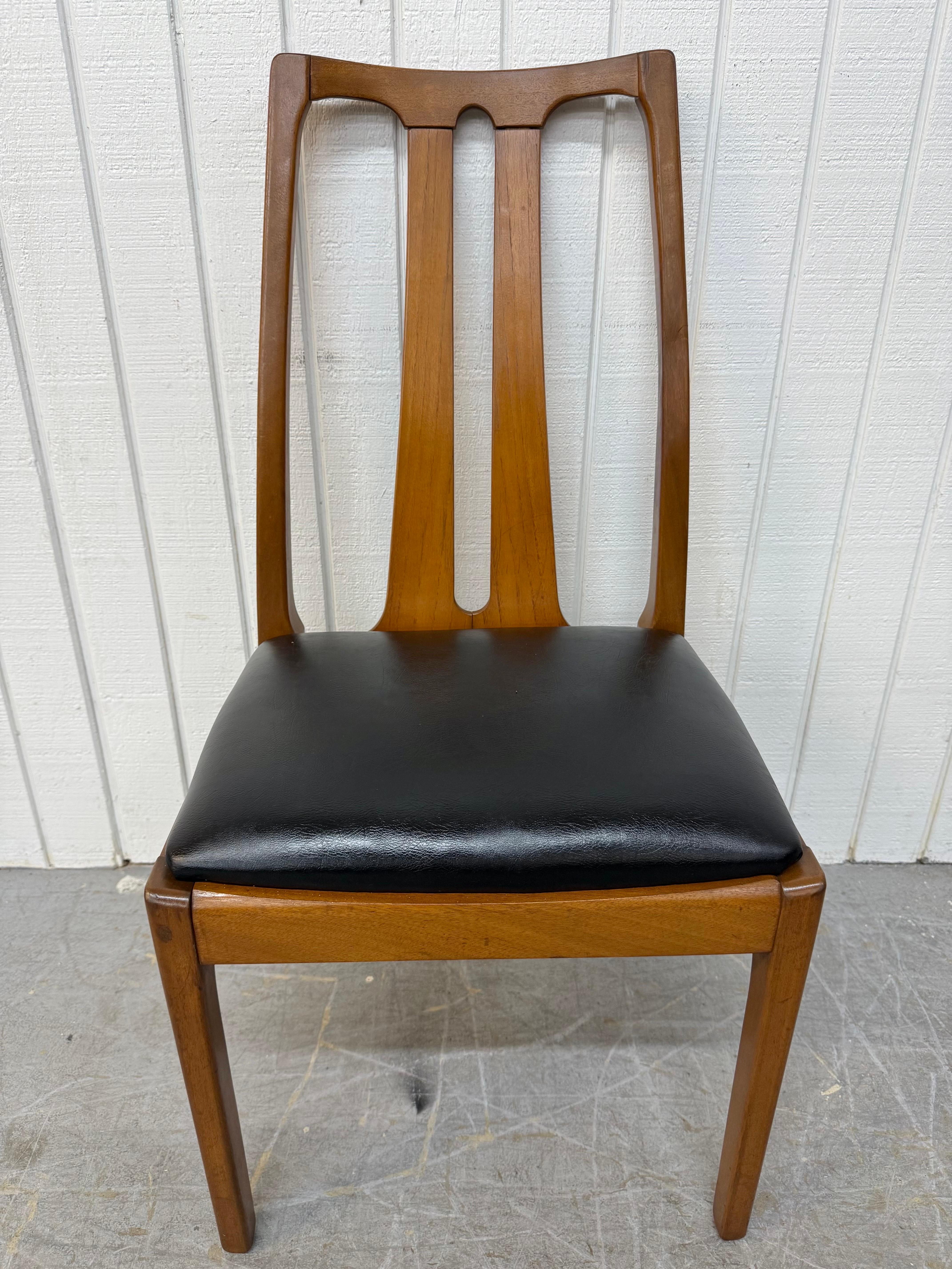 Moderne Esszimmerstühle aus Nussbaumholz aus der Jahrhundertmitte - 6er-Set im Angebot 2