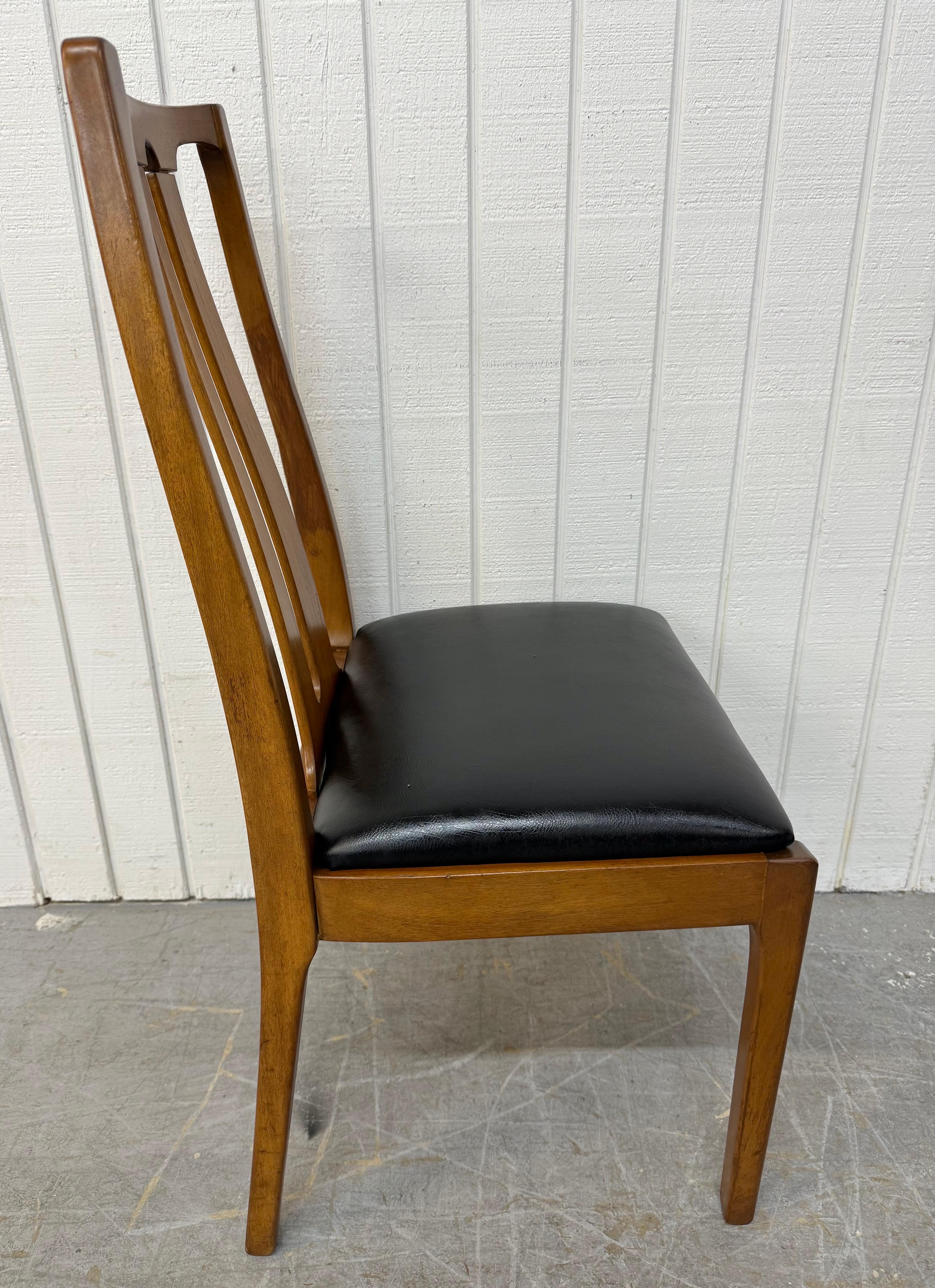Moderne Esszimmerstühle aus Nussbaumholz aus der Jahrhundertmitte - 6er-Set im Angebot 3