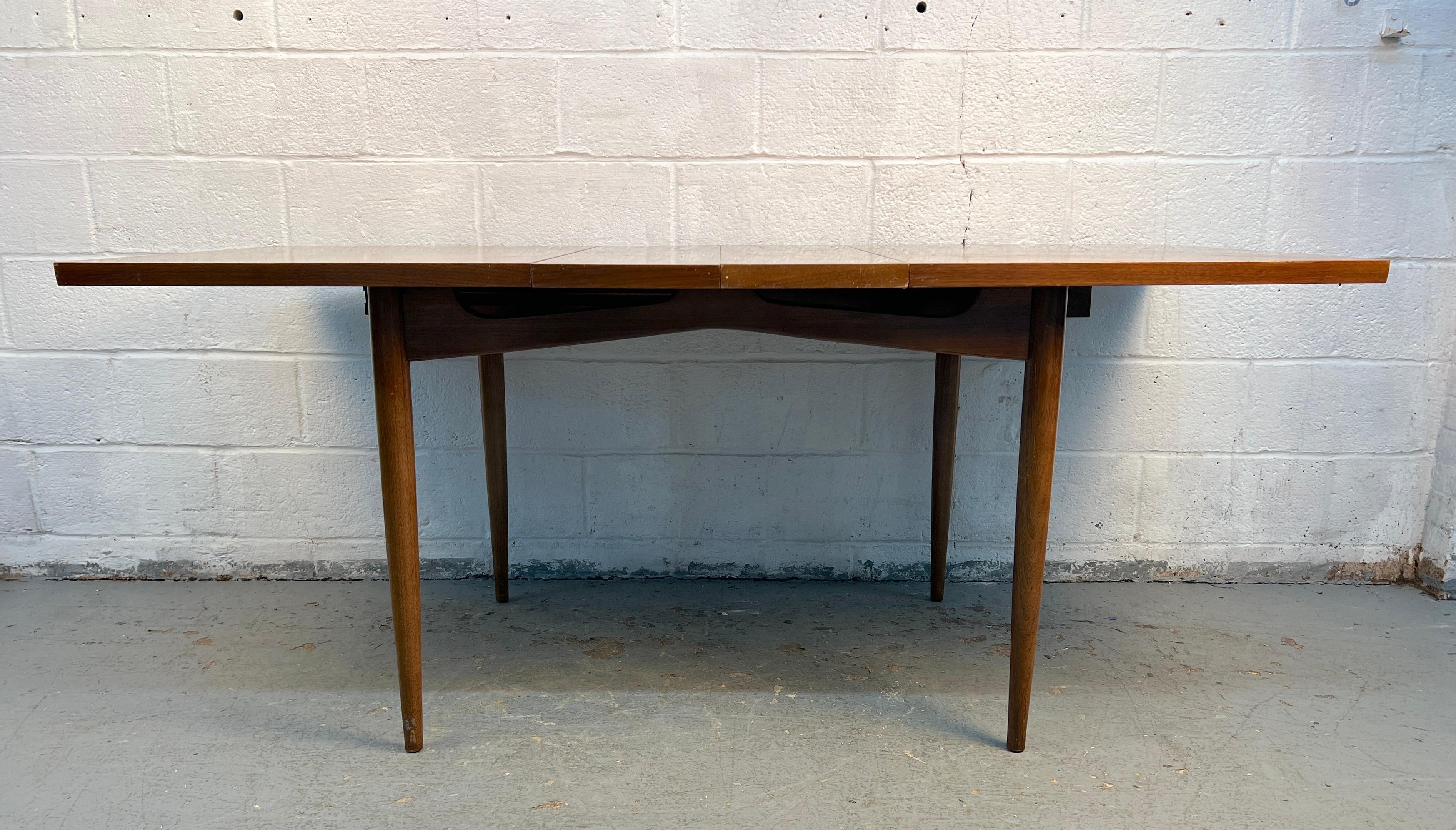 Table à feuilles de salle à manger en noyer moderne du milieu du siècle en vente 5