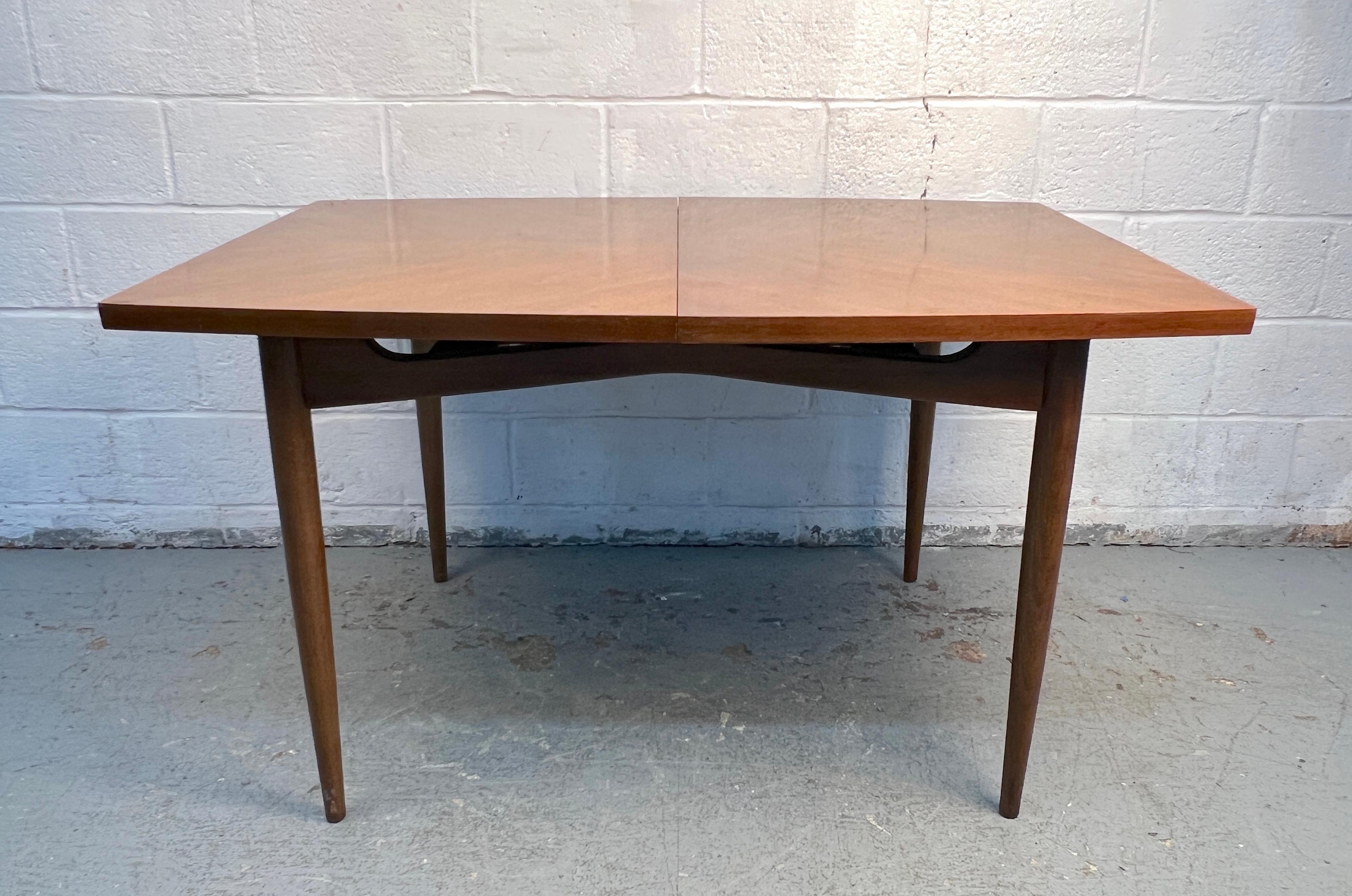 20ième siècle Table à feuilles de salle à manger en noyer moderne du milieu du siècle en vente