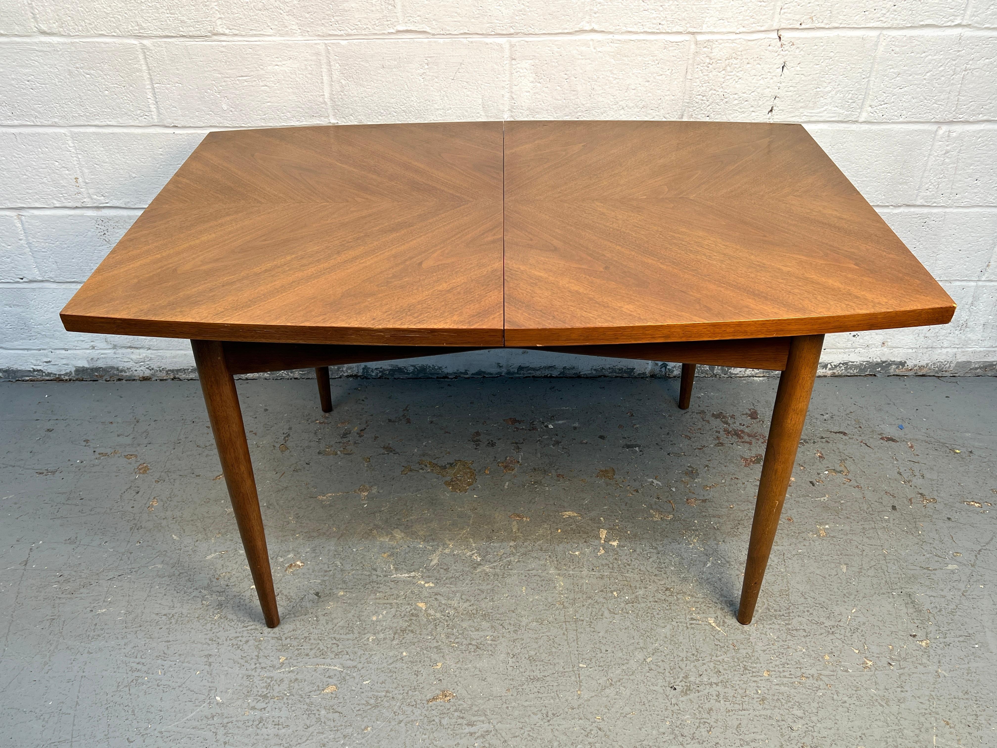 Mid-Century Modern Table à feuilles de salle à manger en noyer moderne du milieu du siècle en vente