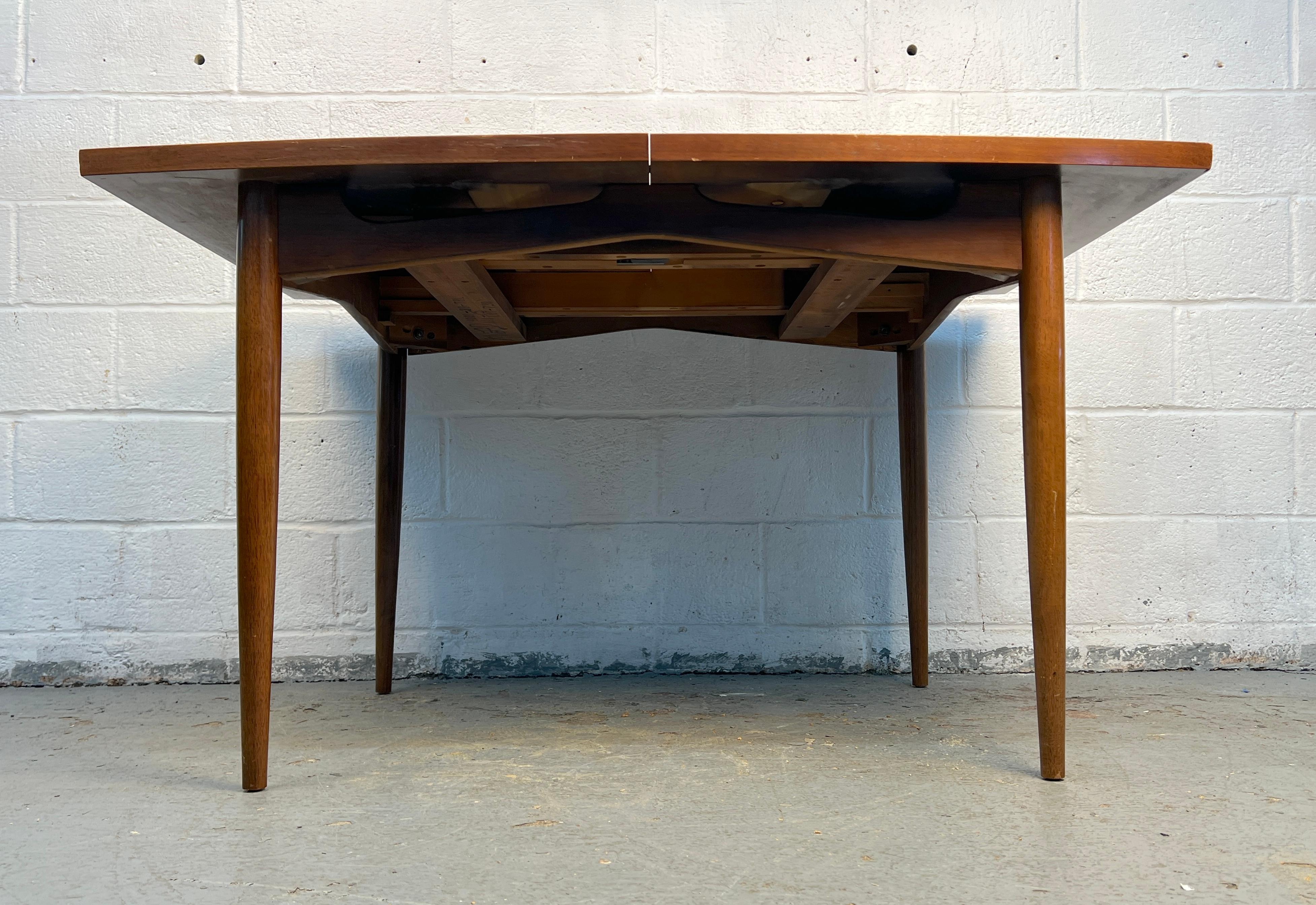 Table à feuilles de salle à manger en noyer moderne du milieu du siècle Bon état - En vente à Brooklyn, NY