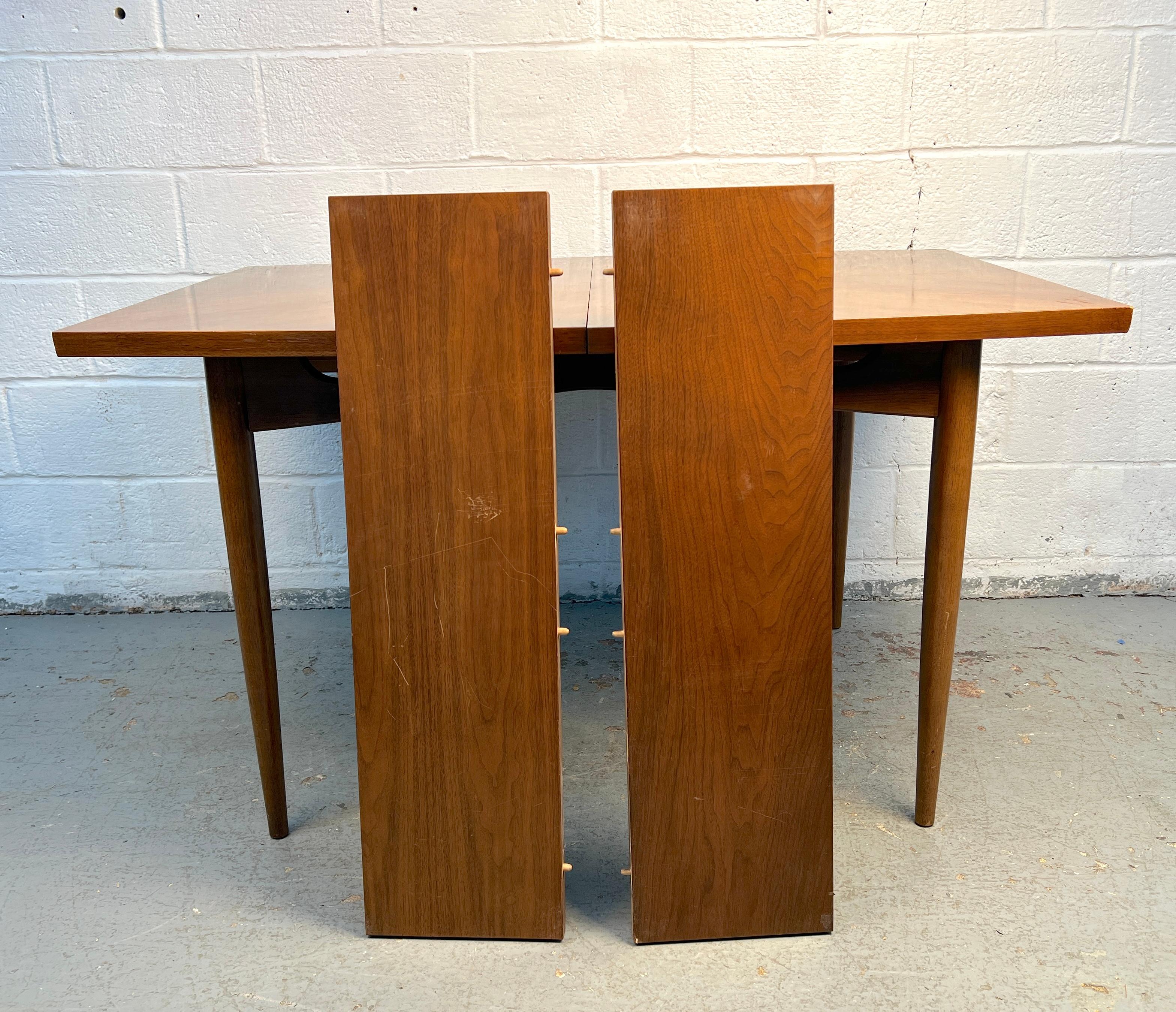 Table à feuilles de salle à manger en noyer moderne du milieu du siècle en vente 3