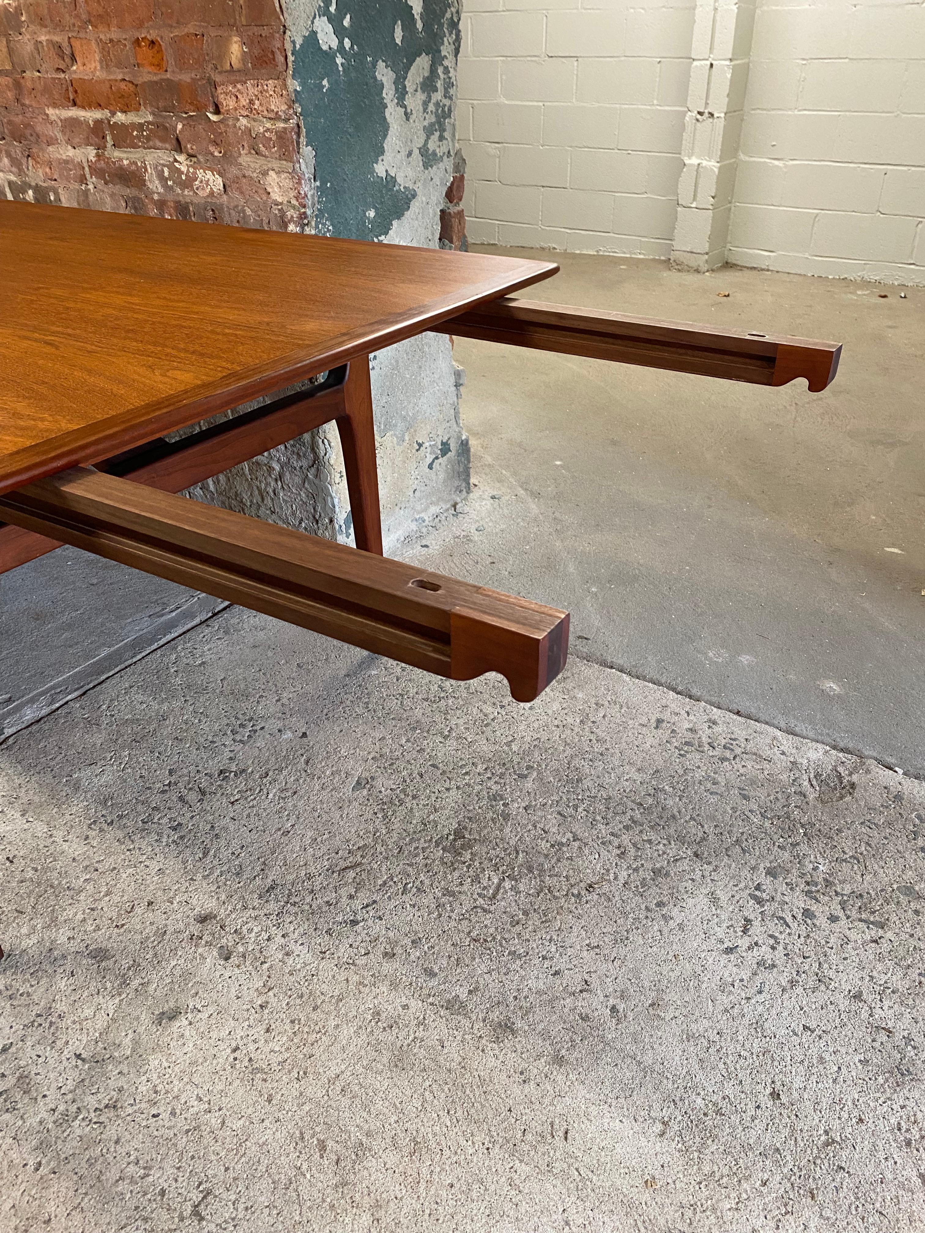 Mid Century Modern Walnut Dining Table by Al Huller for Furnwood Corporation For Sale 6