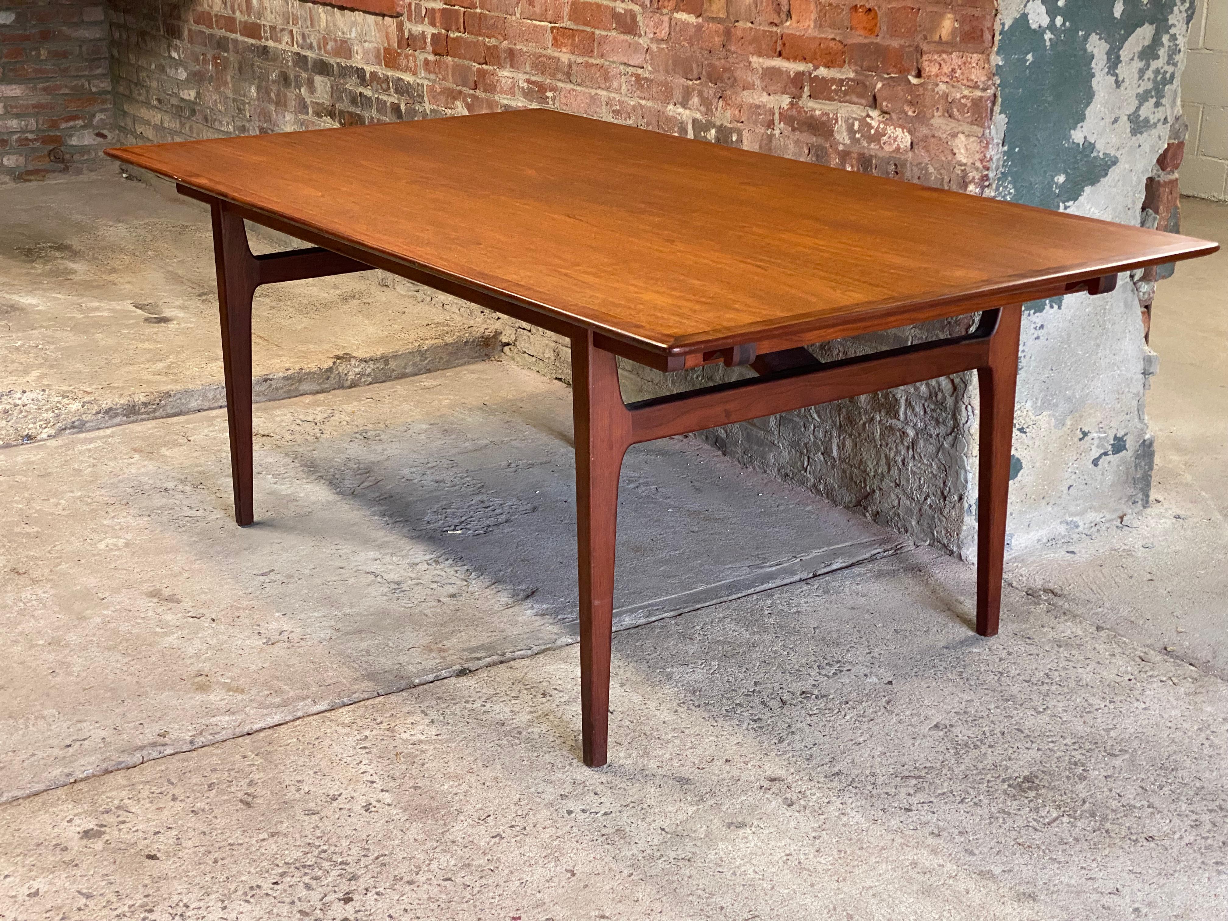 Mid Century Modern Walnut Dining Table by Al Huller for Furnwood Corporation In Good Condition For Sale In Garnerville, NY
