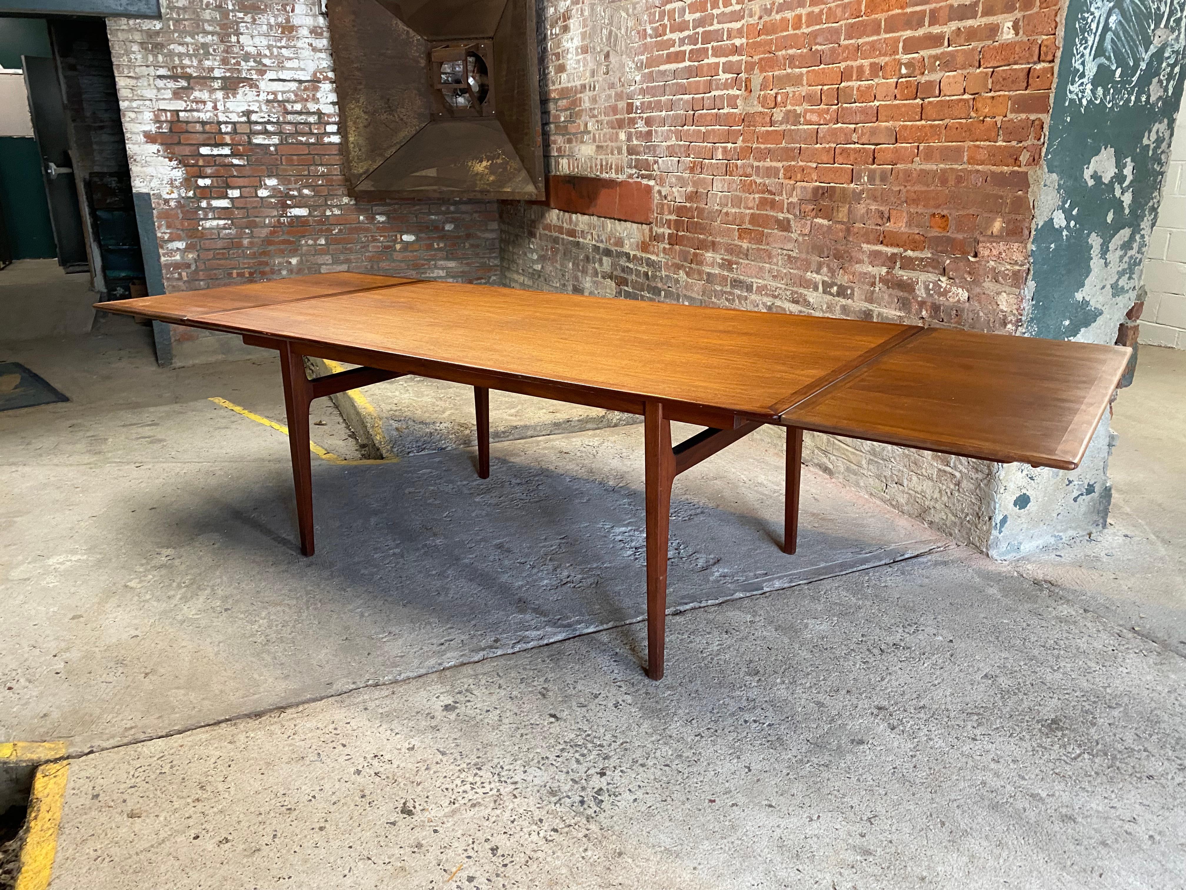 Mid Century Modern Walnut Dining Table by Al Huller for Furnwood Corporation For Sale 2