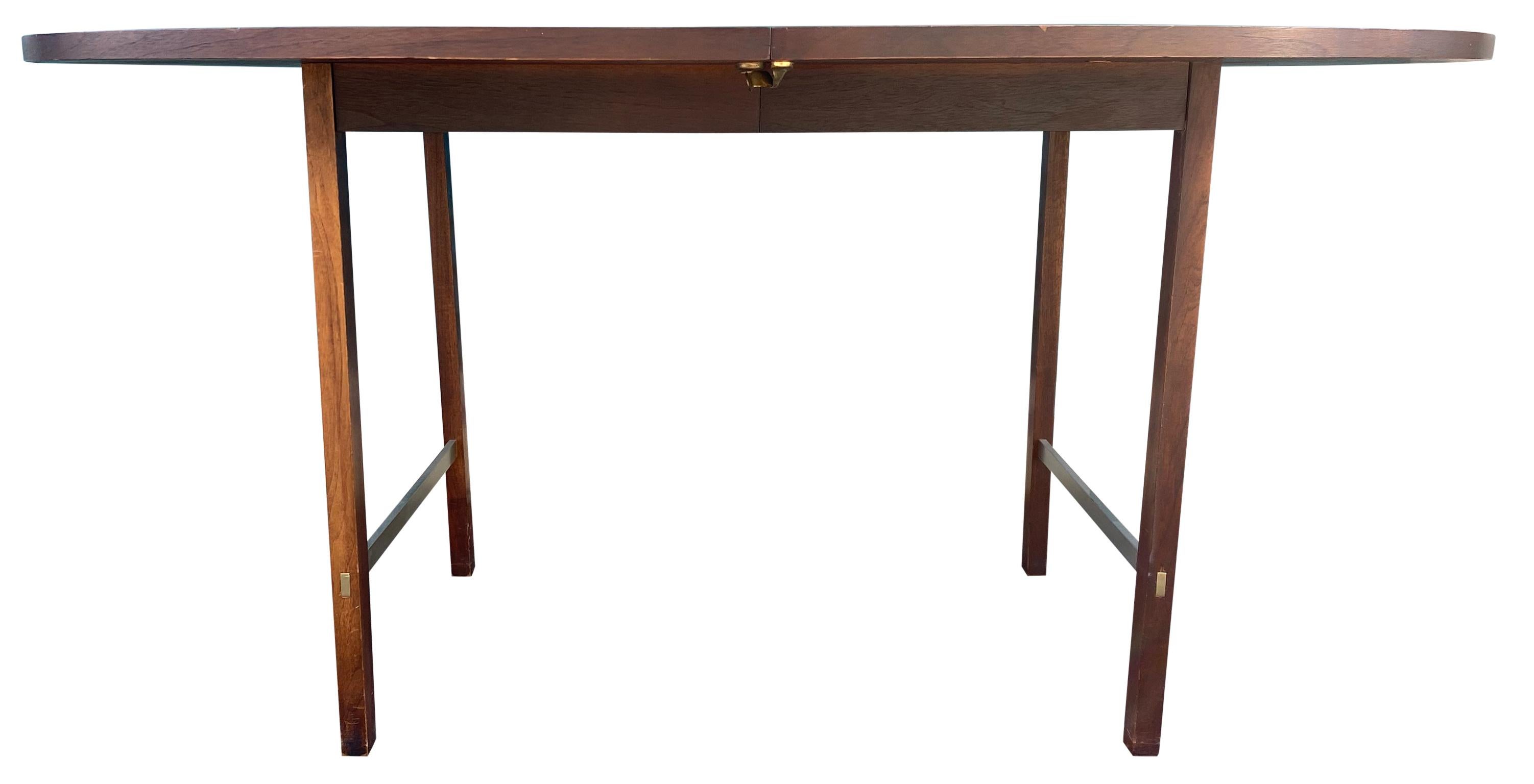 American Mid-Century Modern Walnut Dining Table by Paul McCobb for Calvin 2 Leaves For Sale