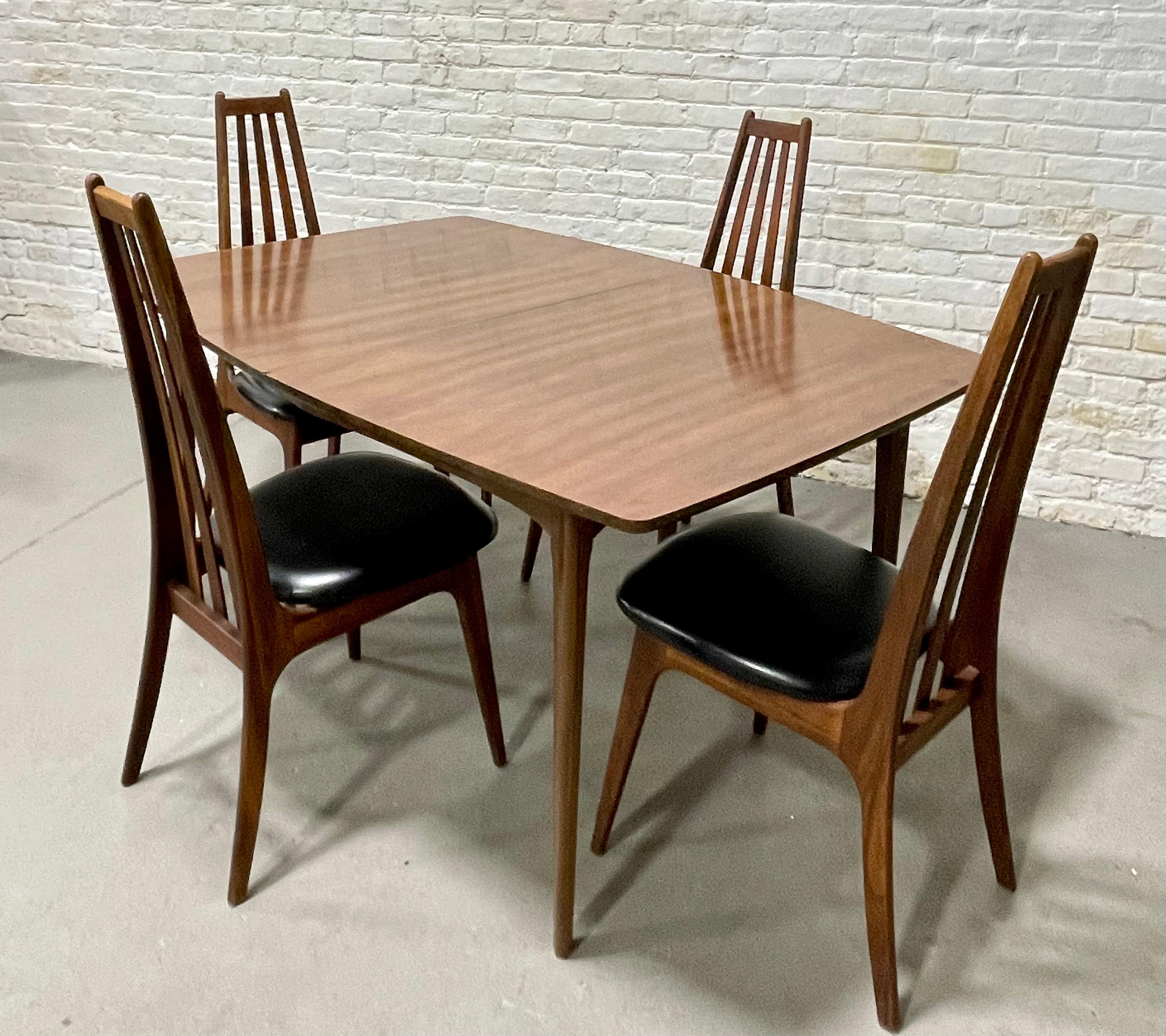 Mid-Century Modern Walnut Dining Table, circa 1960s For Sale 6