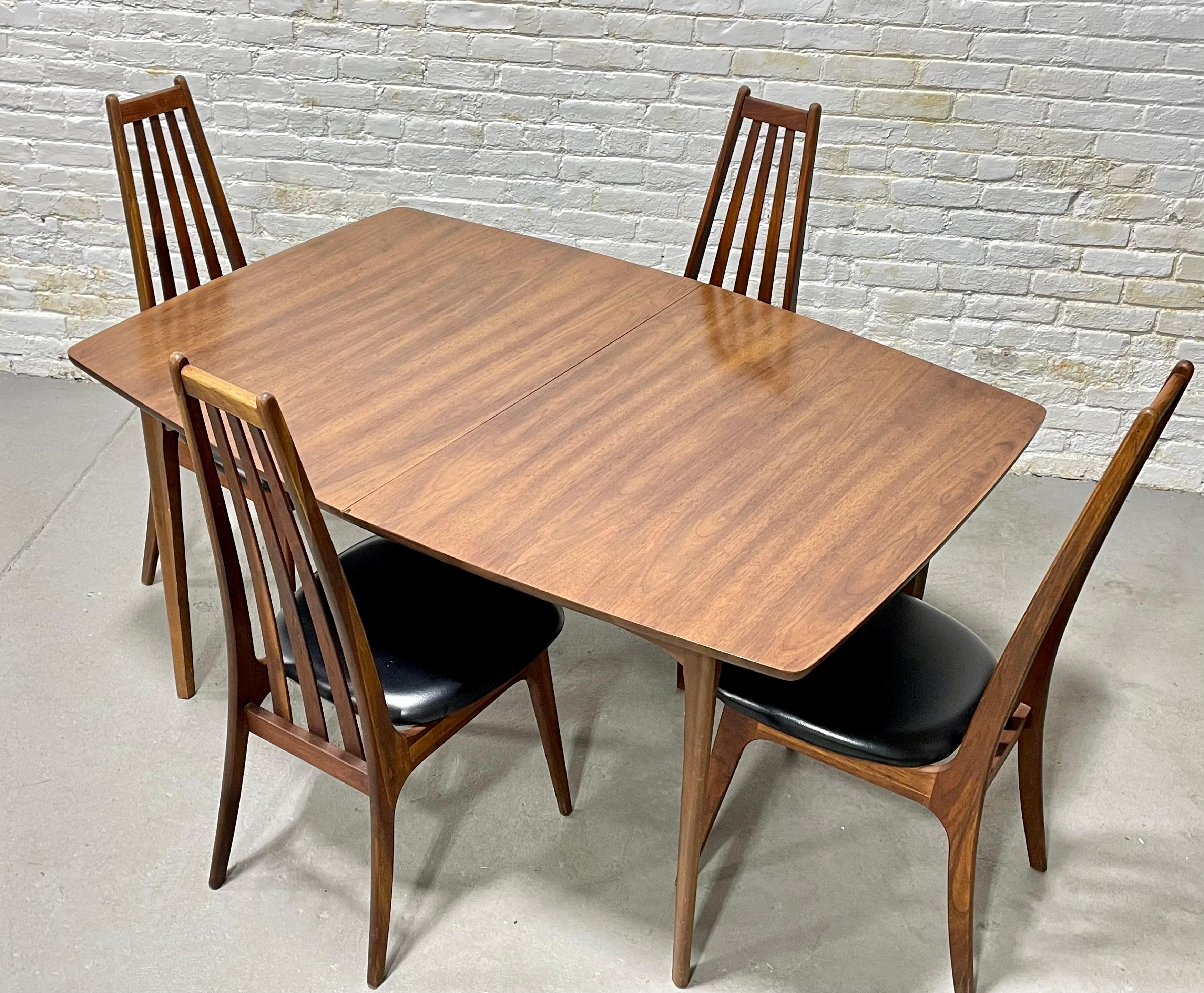 Moderner WALNUSS-Esstisch aus der Jahrhundertmitte, ca. 1960er Jahre. Lovely Size bietet 6 Gästen bequem Platz. Der Tisch selbst ist solide aus Walnussholz gebaut und robust für jahrzehntelangen Gebrauch. Der Tisch lässt sich in der Mitte erweitern,