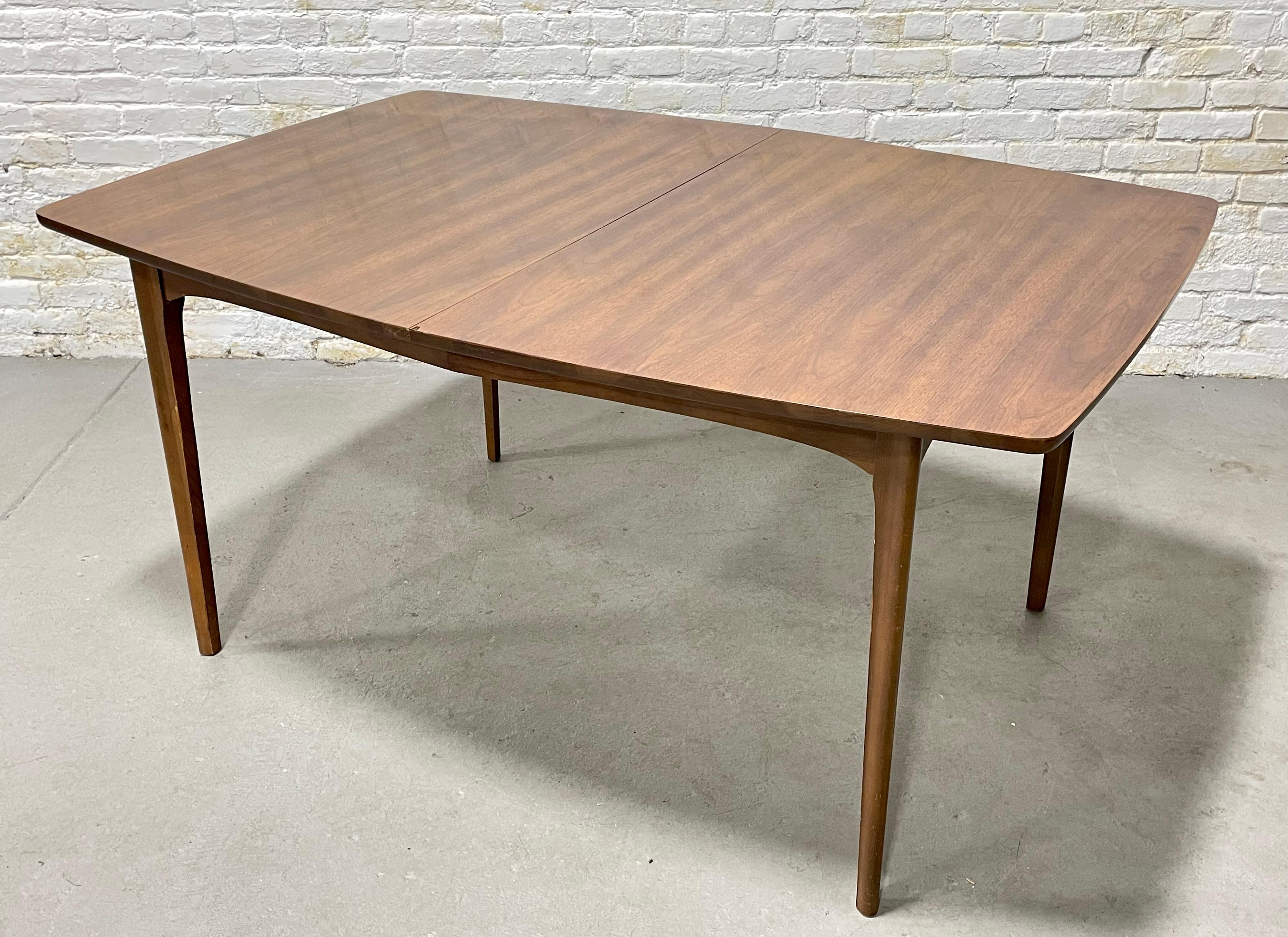 Mid-Century Modern Walnut Dining Table, circa 1960s For Sale 1