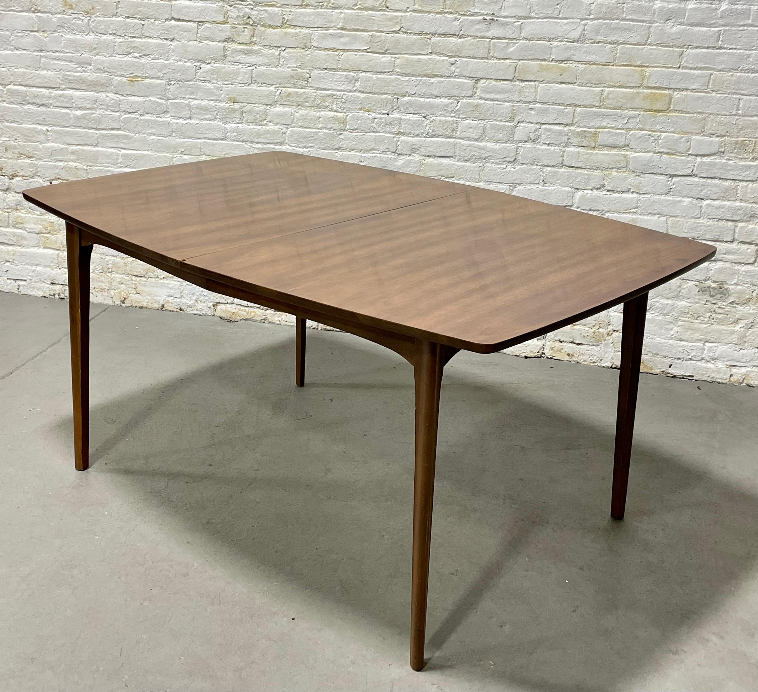 Moderner Esstisch aus Nussbaumholz aus der Jahrhundertmitte, um 1960 1