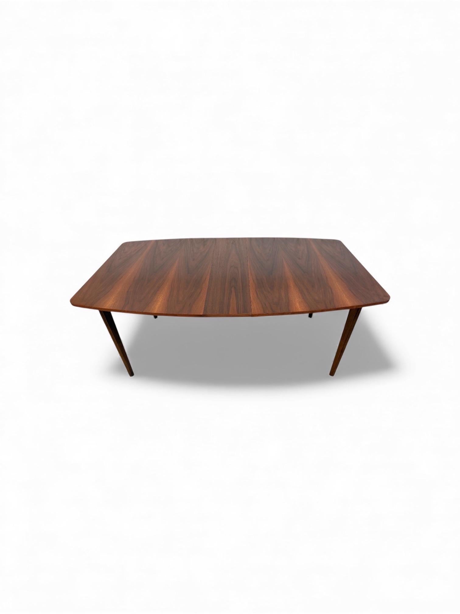 20th Century Mid-Century Modern Walnut Dining Table For Sale