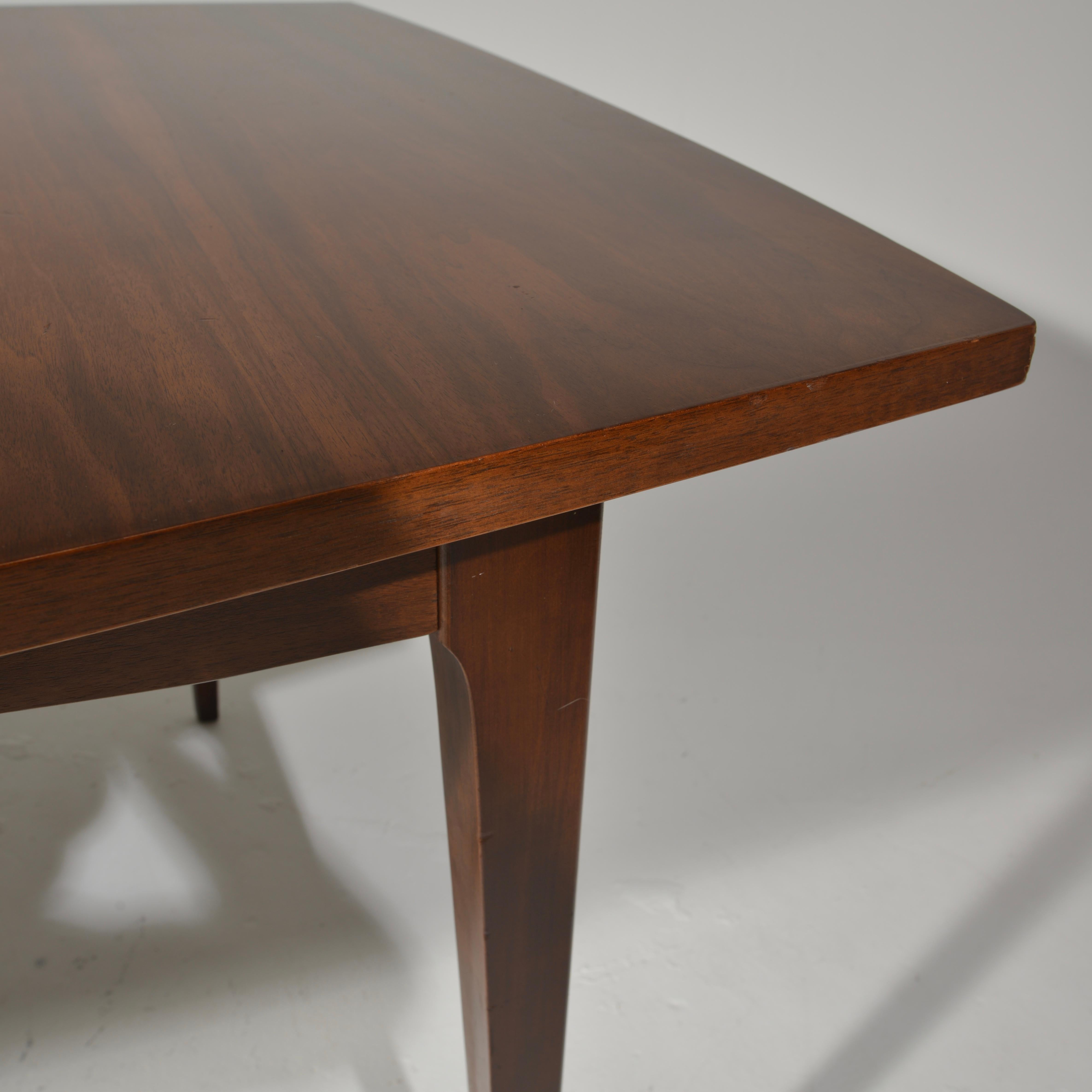 Mid-Century Modern Walnut Dining Table In Good Condition In Los Angeles, CA