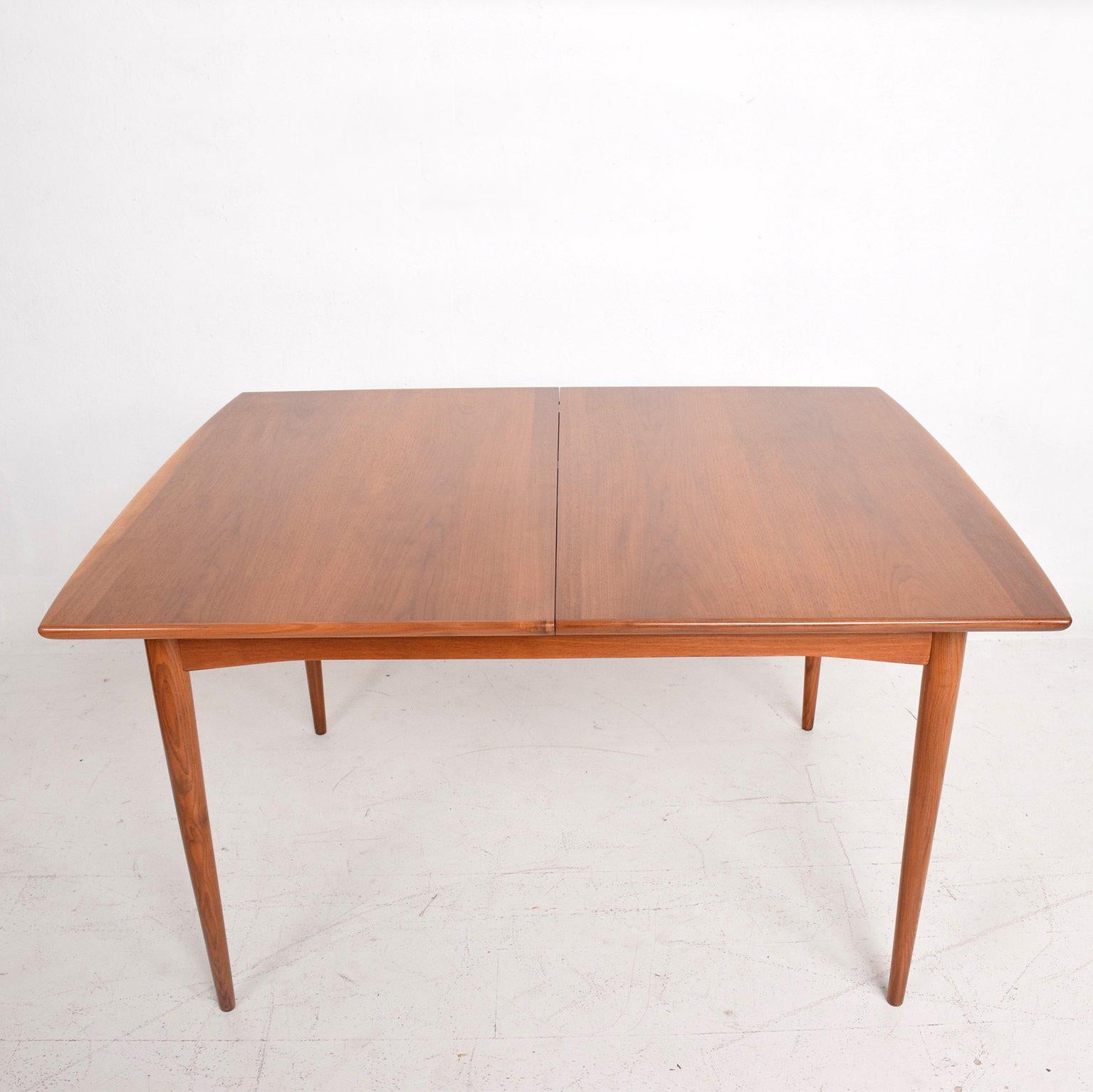 Mid-Century Modern Walnut Dining Table with Built in Extension In Excellent Condition In Chula Vista, CA