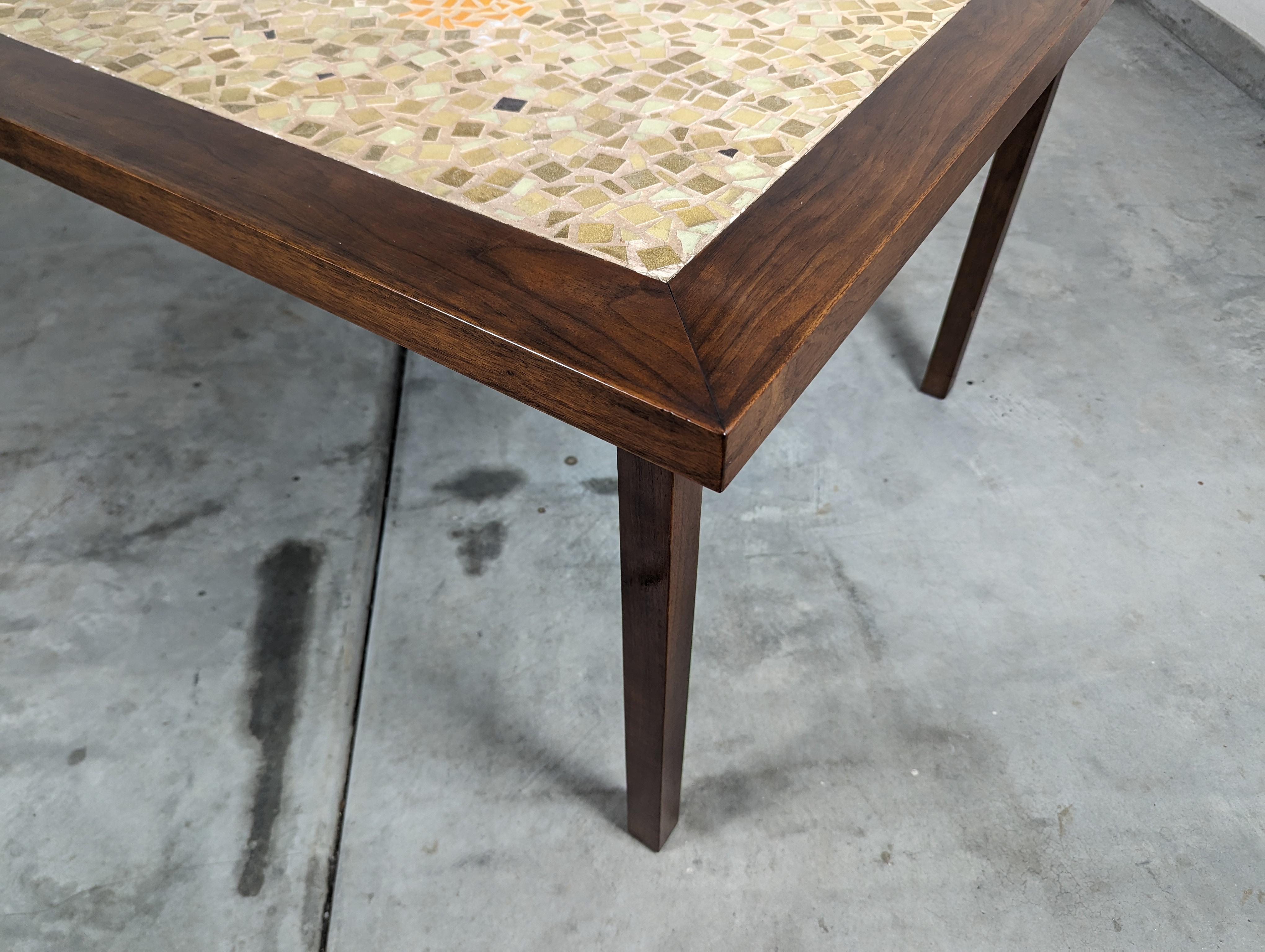 Table de salle à manger en noyer moderne du milieu du siècle avec plateau en carreaux de céramique, c1970s en vente 2