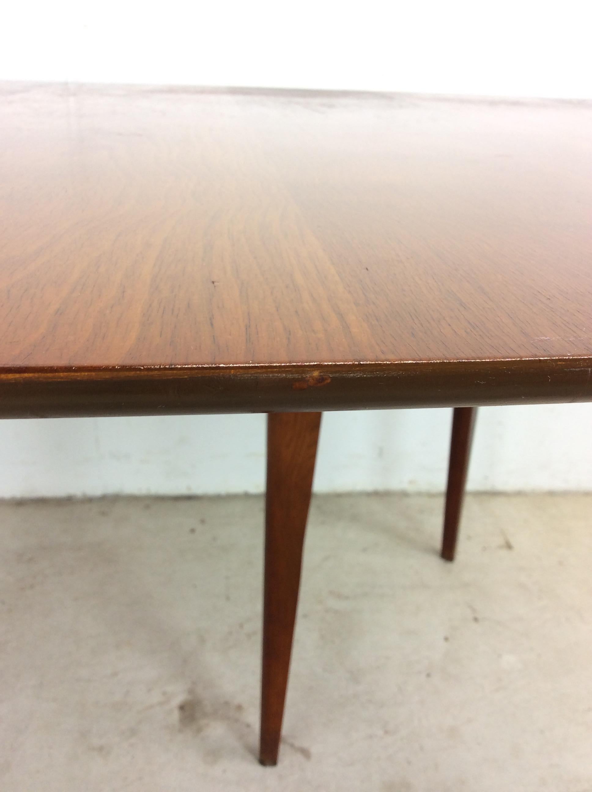Mesa de comedor moderna de mediados de siglo en nogal con tablero de madera en venta 3
