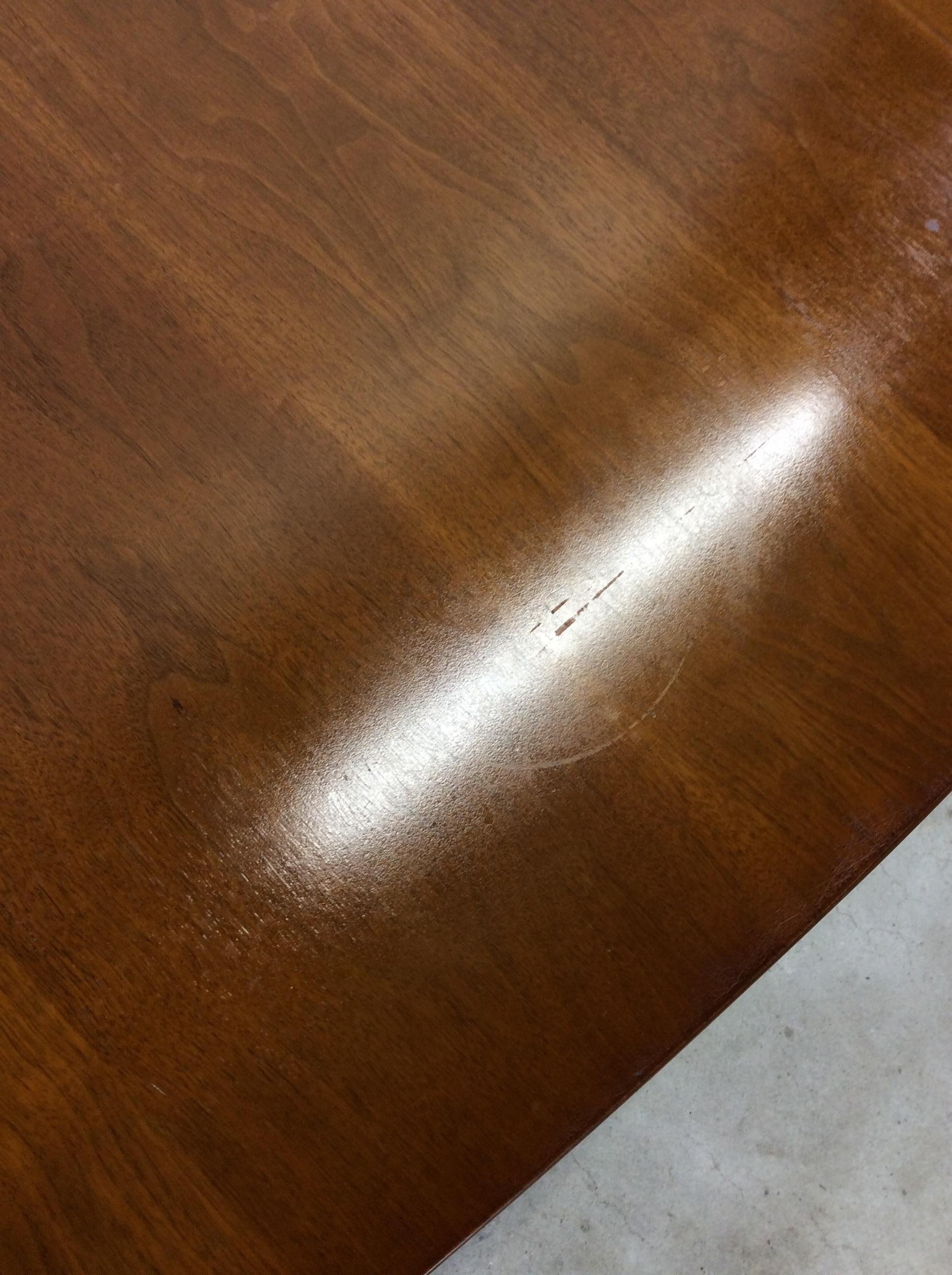 Mesa de comedor moderna de mediados de siglo en nogal con tablero de madera en venta 5