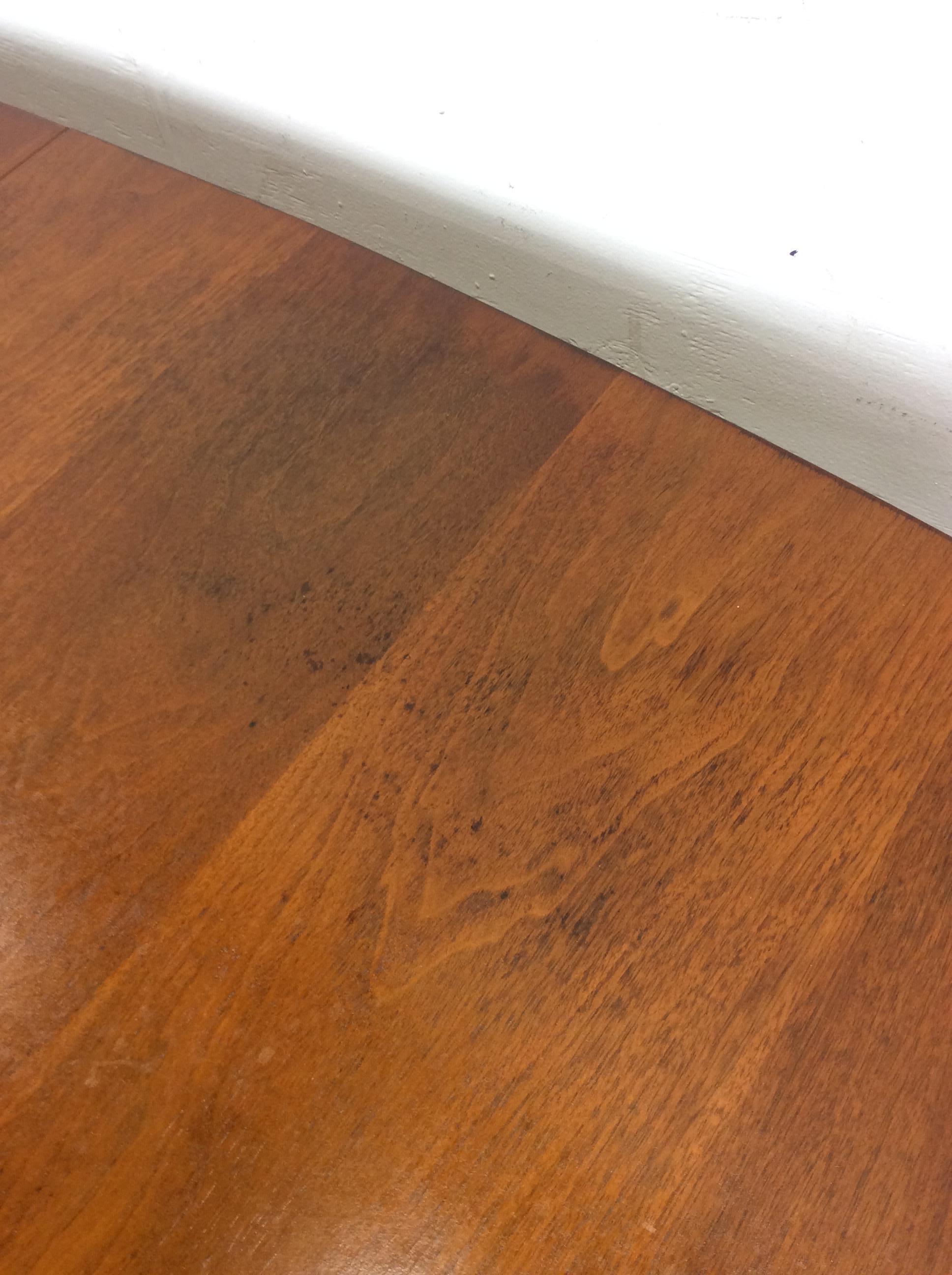 Mesa de comedor moderna de mediados de siglo en nogal con tablero de madera en venta 7