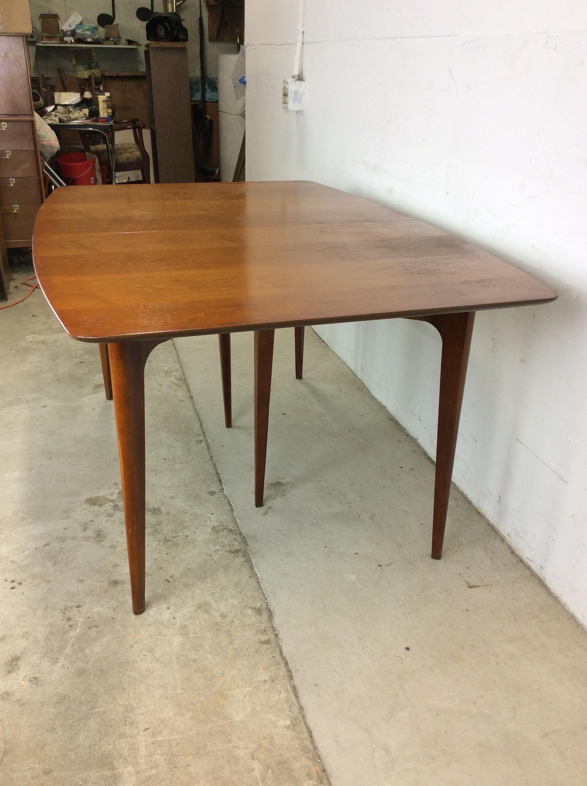 Mesa de comedor moderna de mediados de siglo en nogal con tablero de madera en venta 8