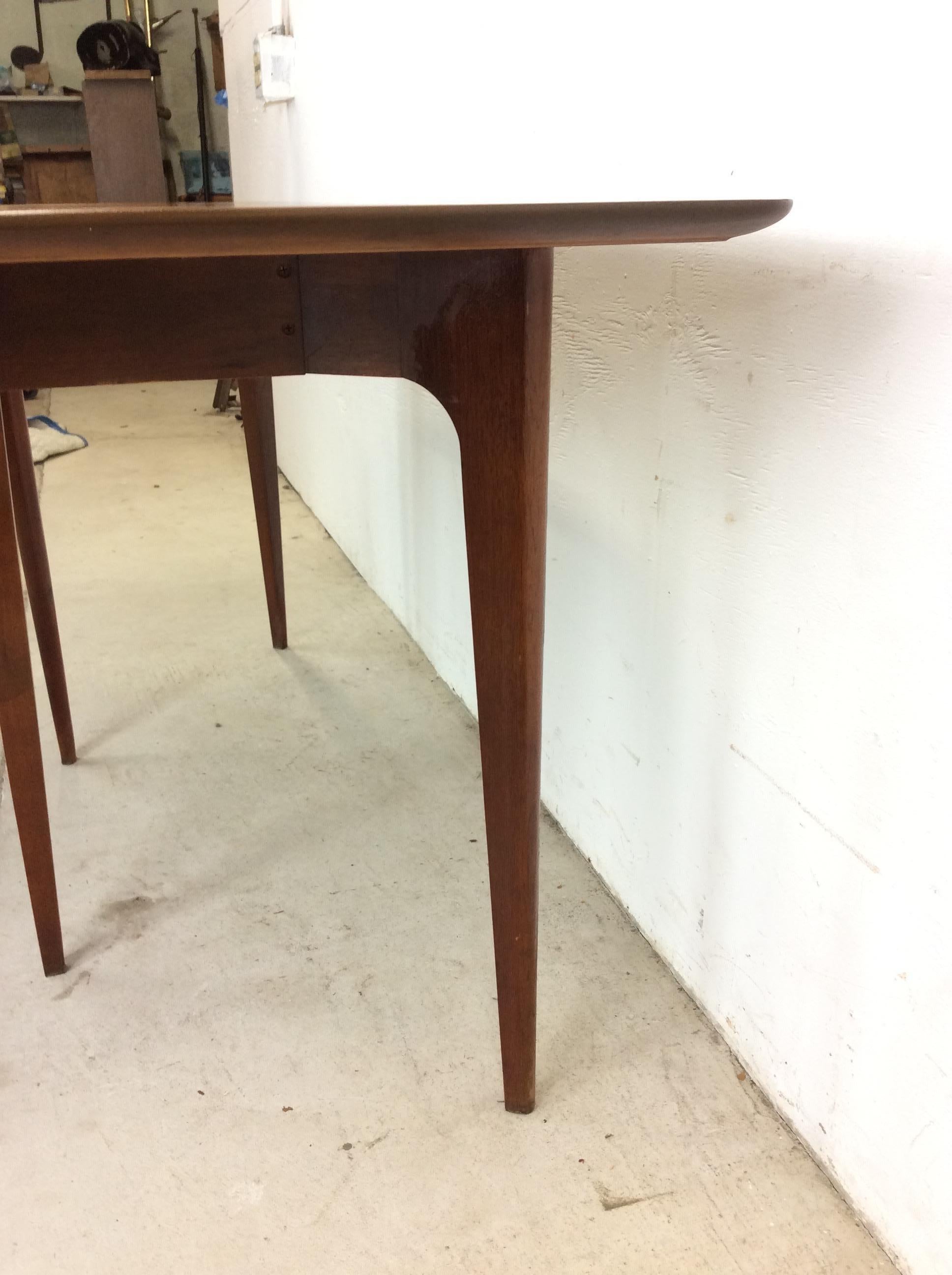 Mesa de comedor moderna de mediados de siglo en nogal con tablero de madera en venta 10