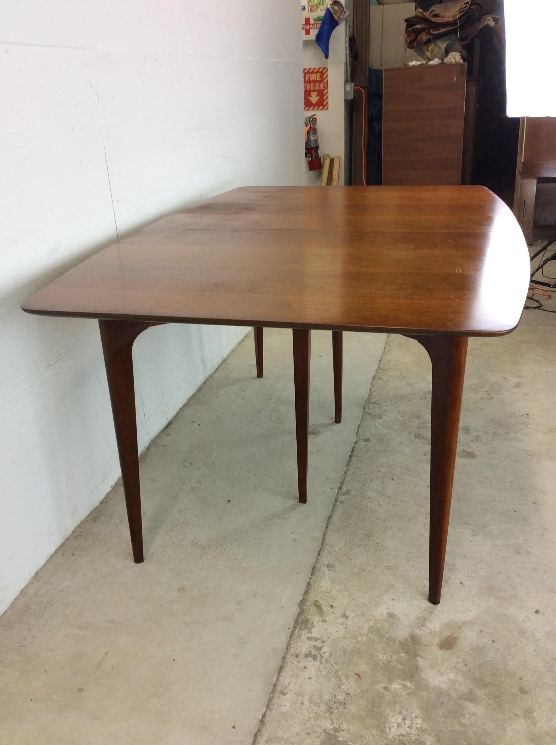 Mesa de comedor moderna de mediados de siglo en nogal con tablero de madera en venta 11