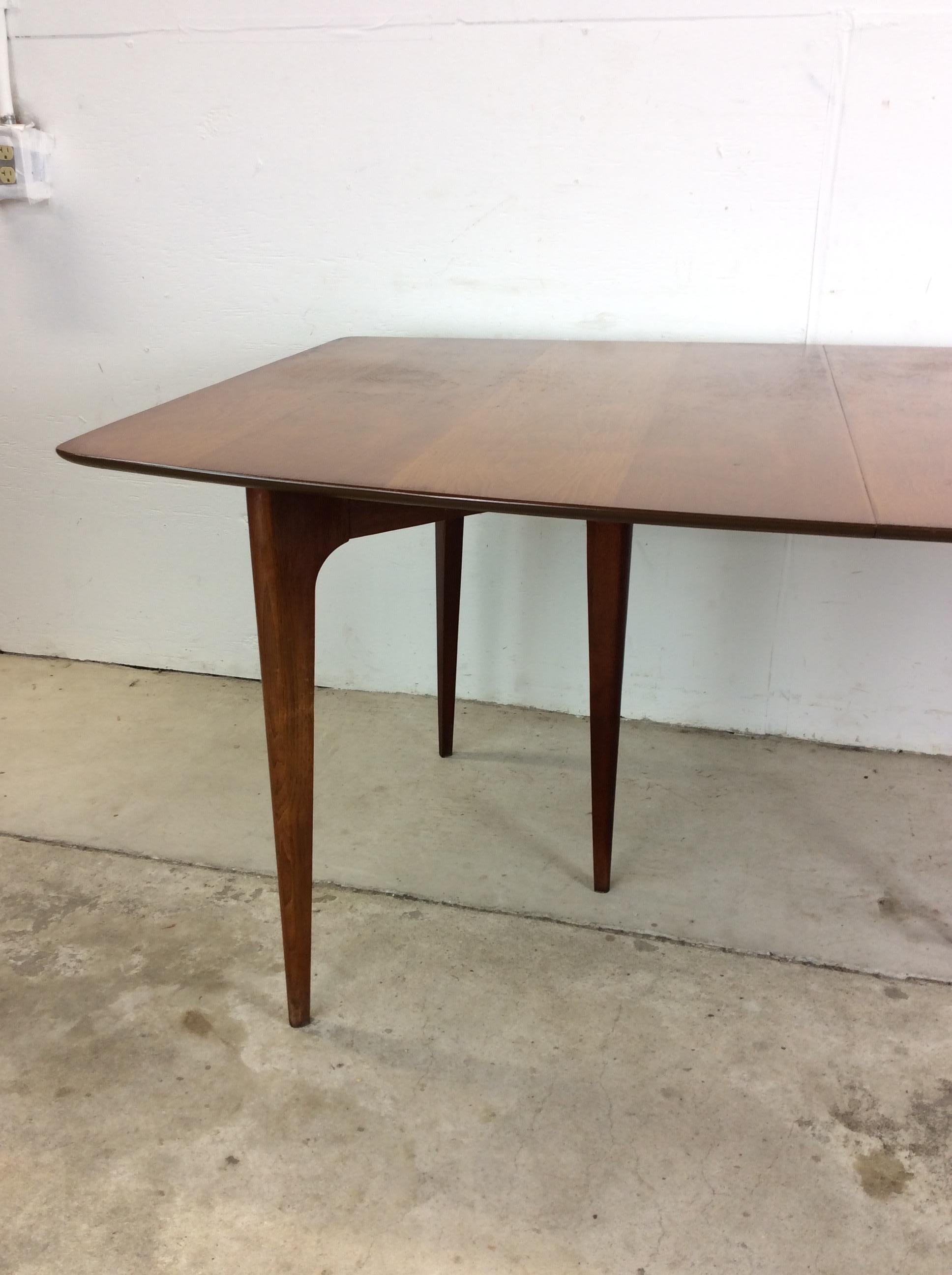Mesa de comedor moderna de mediados de siglo en nogal con tablero de madera Moderno de mediados de siglo en venta