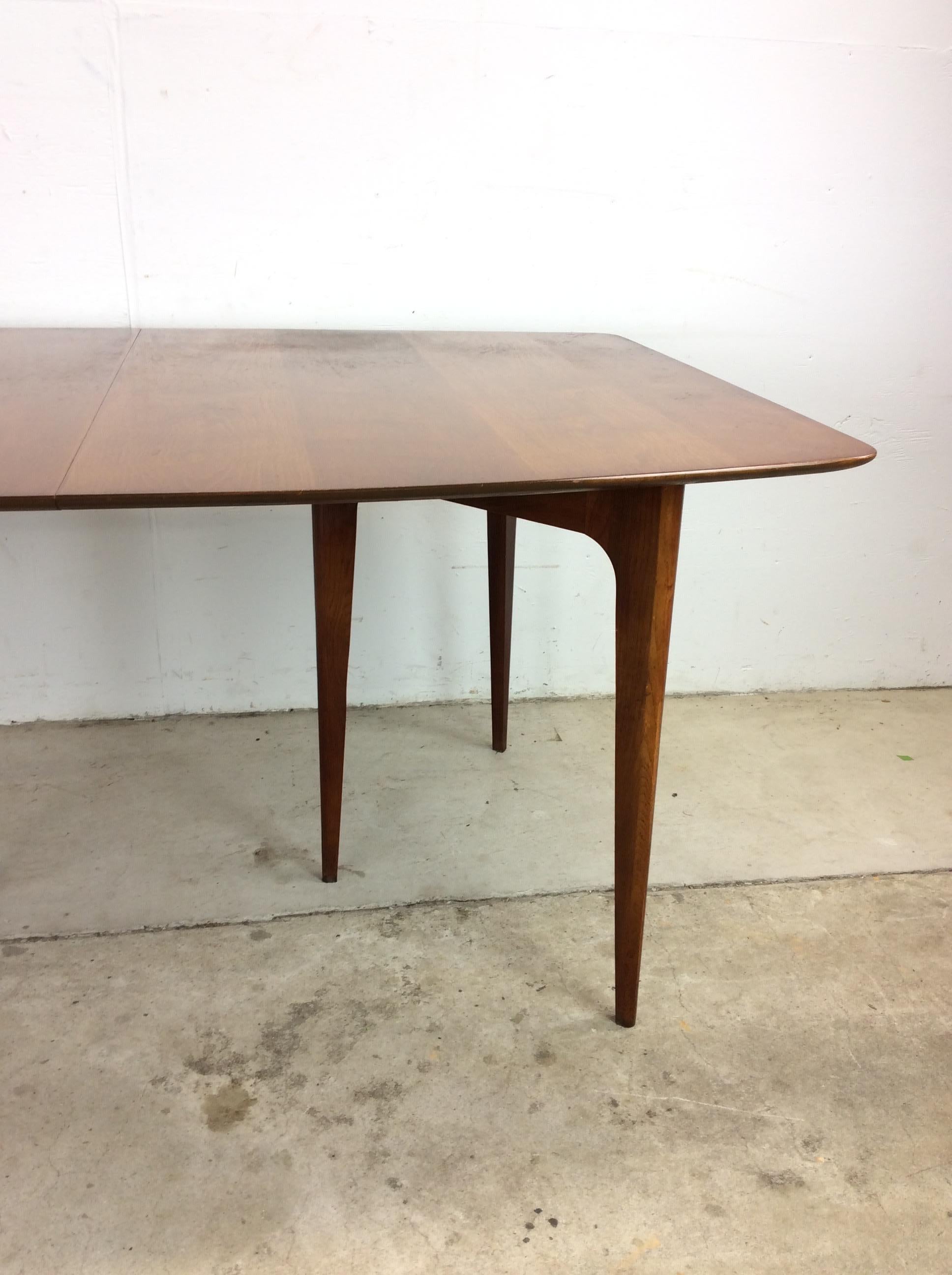 Mesa de comedor moderna de mediados de siglo en nogal con tablero de madera Estadounidense en venta
