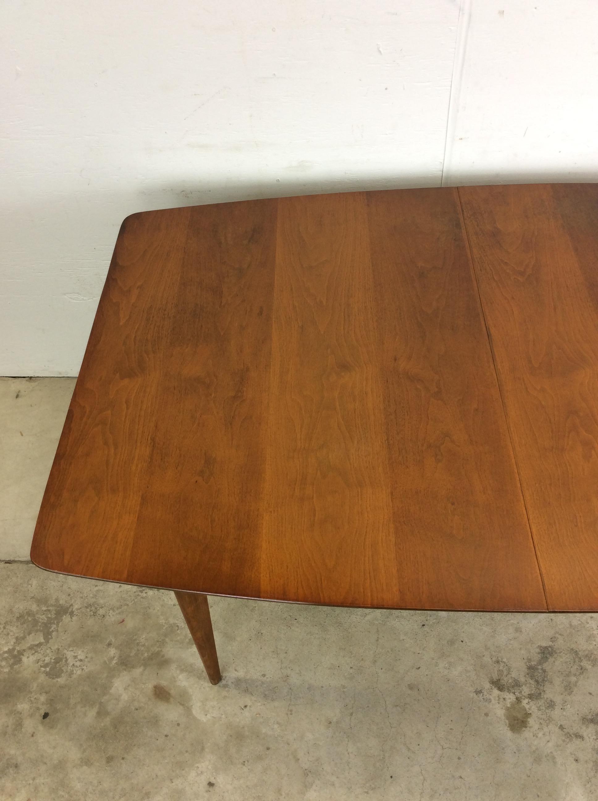 Mesa de comedor moderna de mediados de siglo en nogal con tablero de madera Chapado en venta