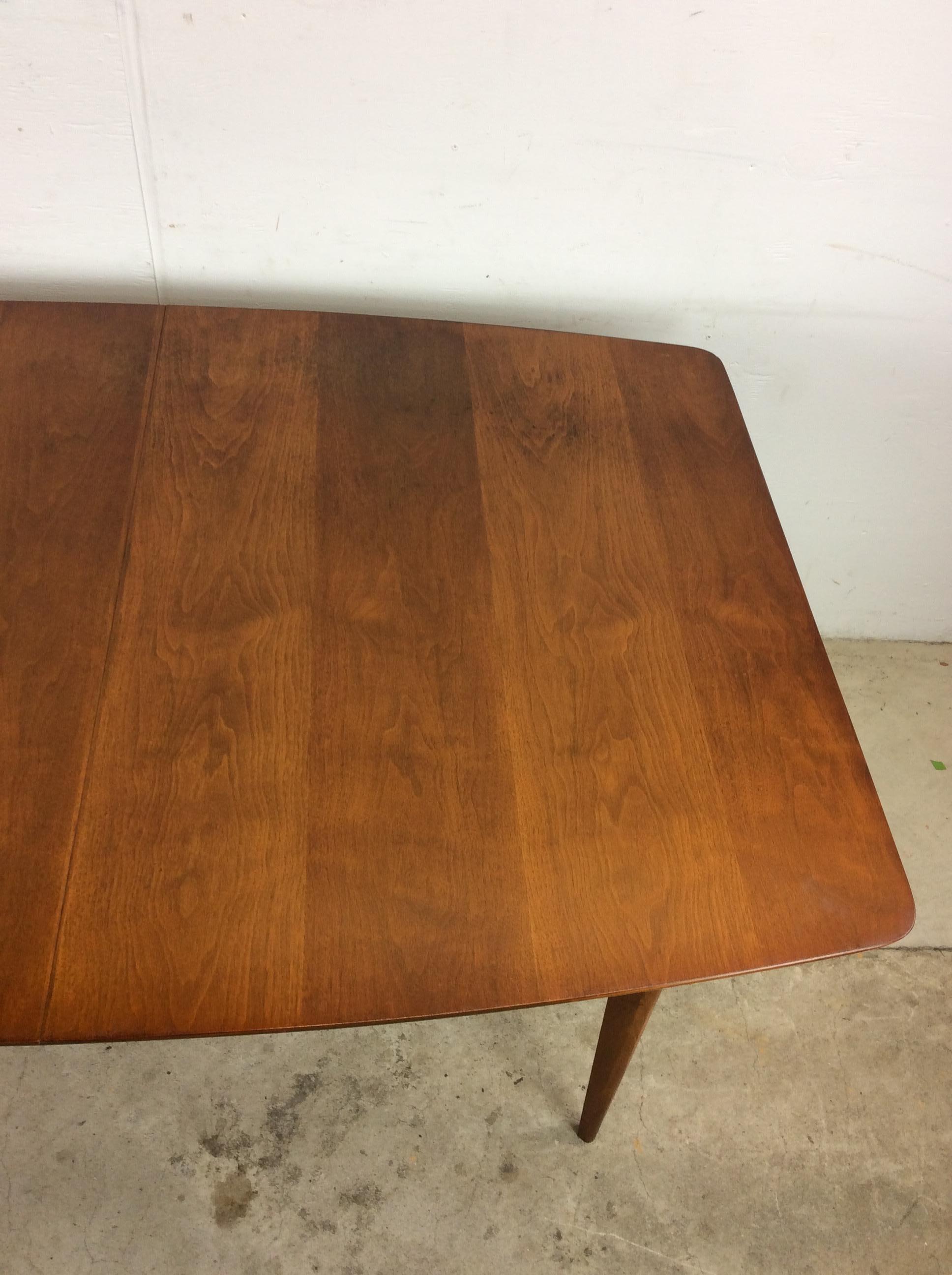 Mesa de comedor moderna de mediados de siglo en nogal con tablero de madera en Bueno estado para la venta en Freehold, NJ