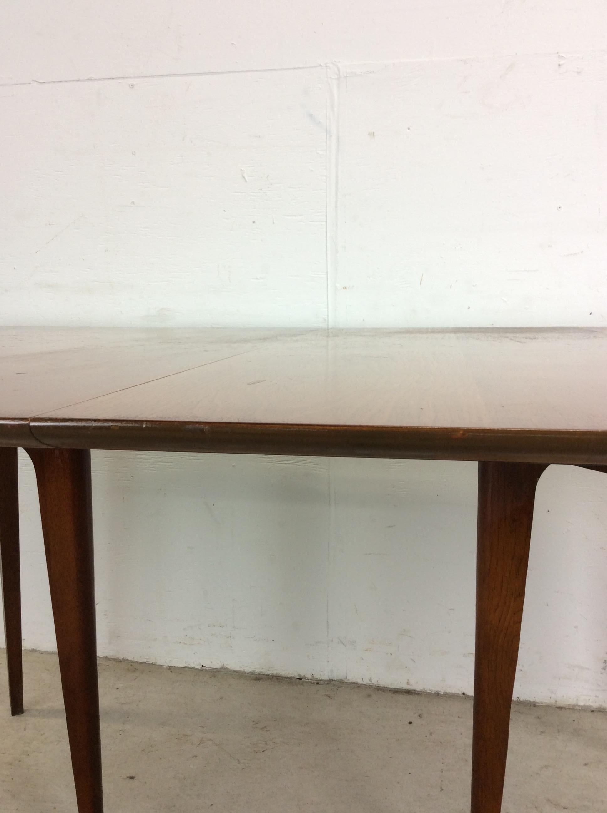 Mesa de comedor moderna de mediados de siglo en nogal con tablero de madera siglo XX en venta