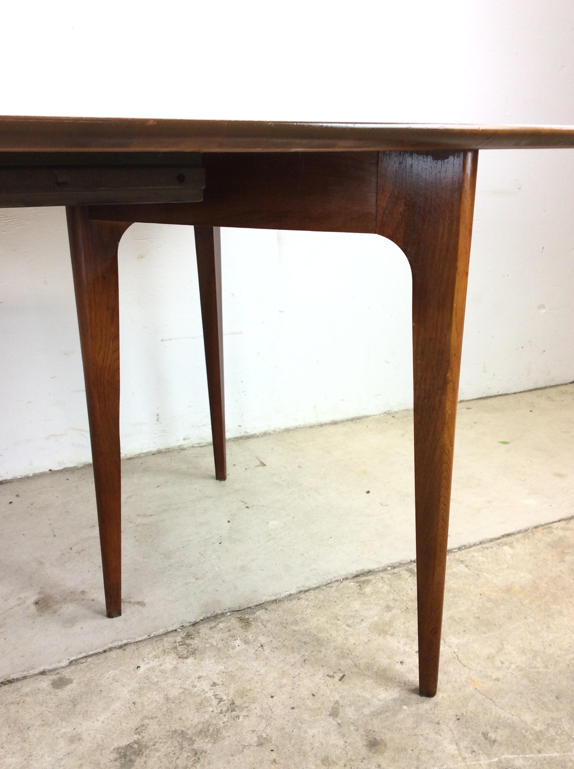 Mesa de comedor moderna de mediados de siglo en nogal con tablero de madera Nogal en venta