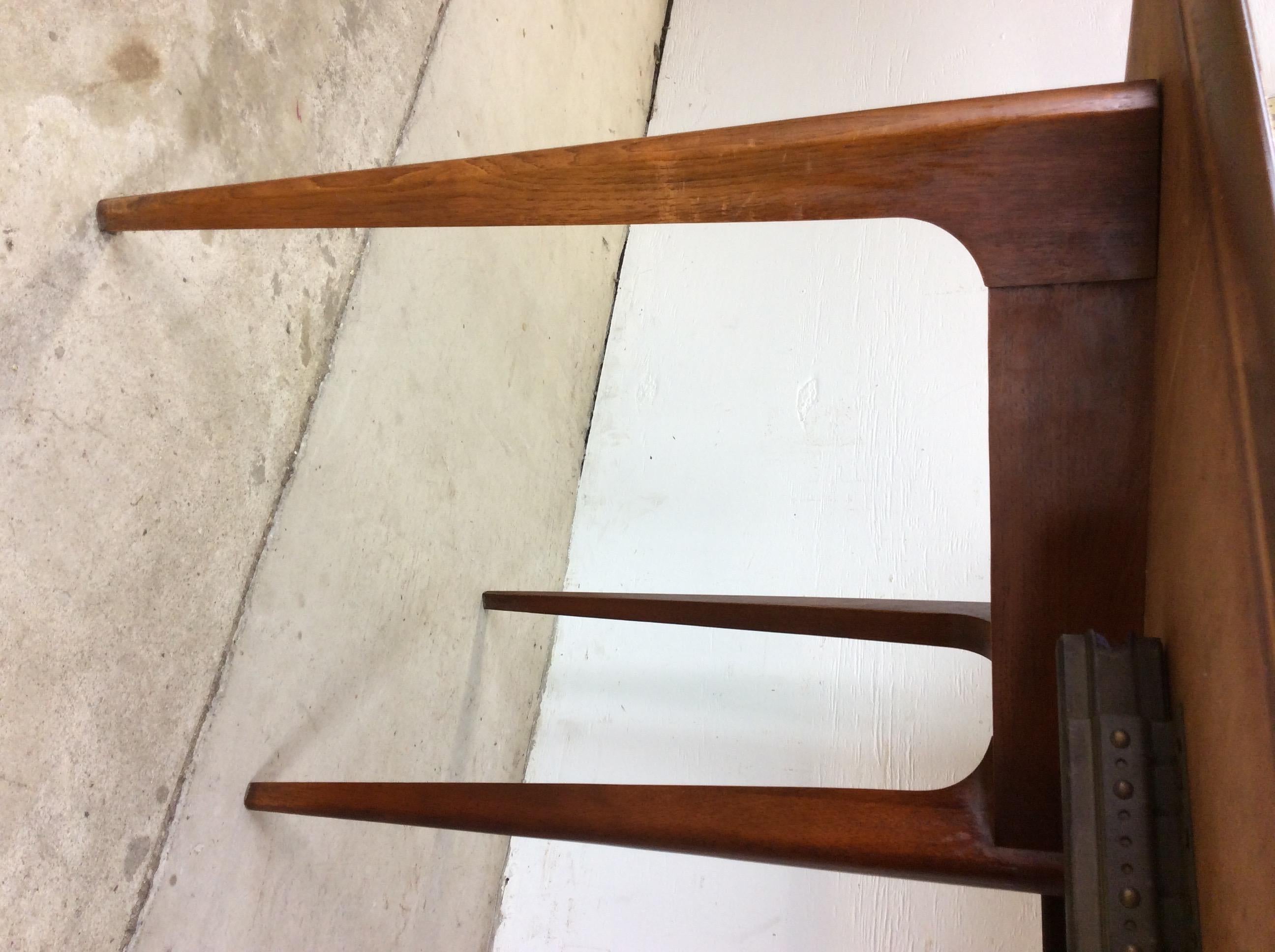 Mesa de comedor moderna de mediados de siglo en nogal con tablero de madera en venta 1