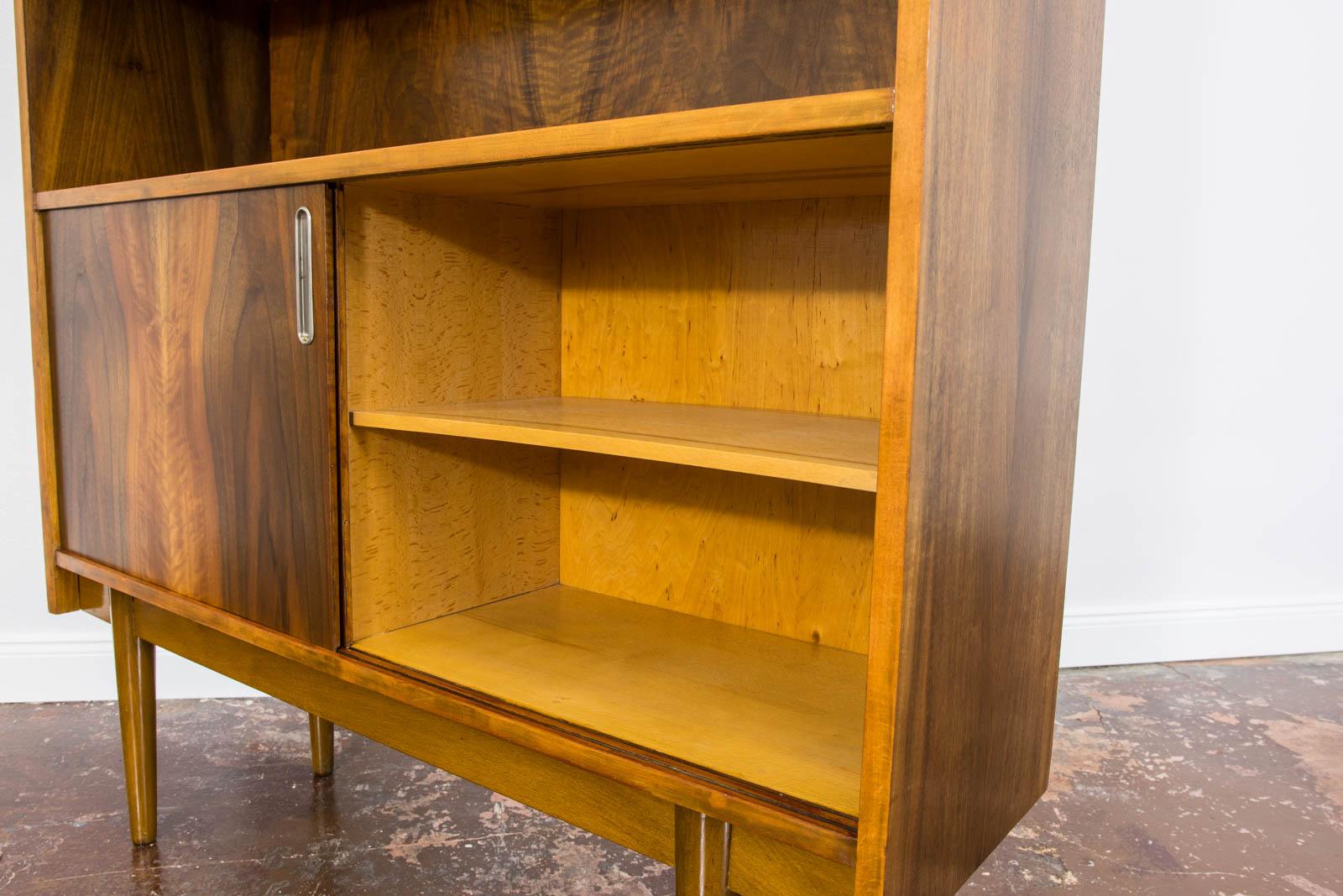 Mid Century Modern Walnut Display Cabinet from Bytomskie Fabryki Mebli 1960's In Good Condition For Sale In Wroclaw, PL