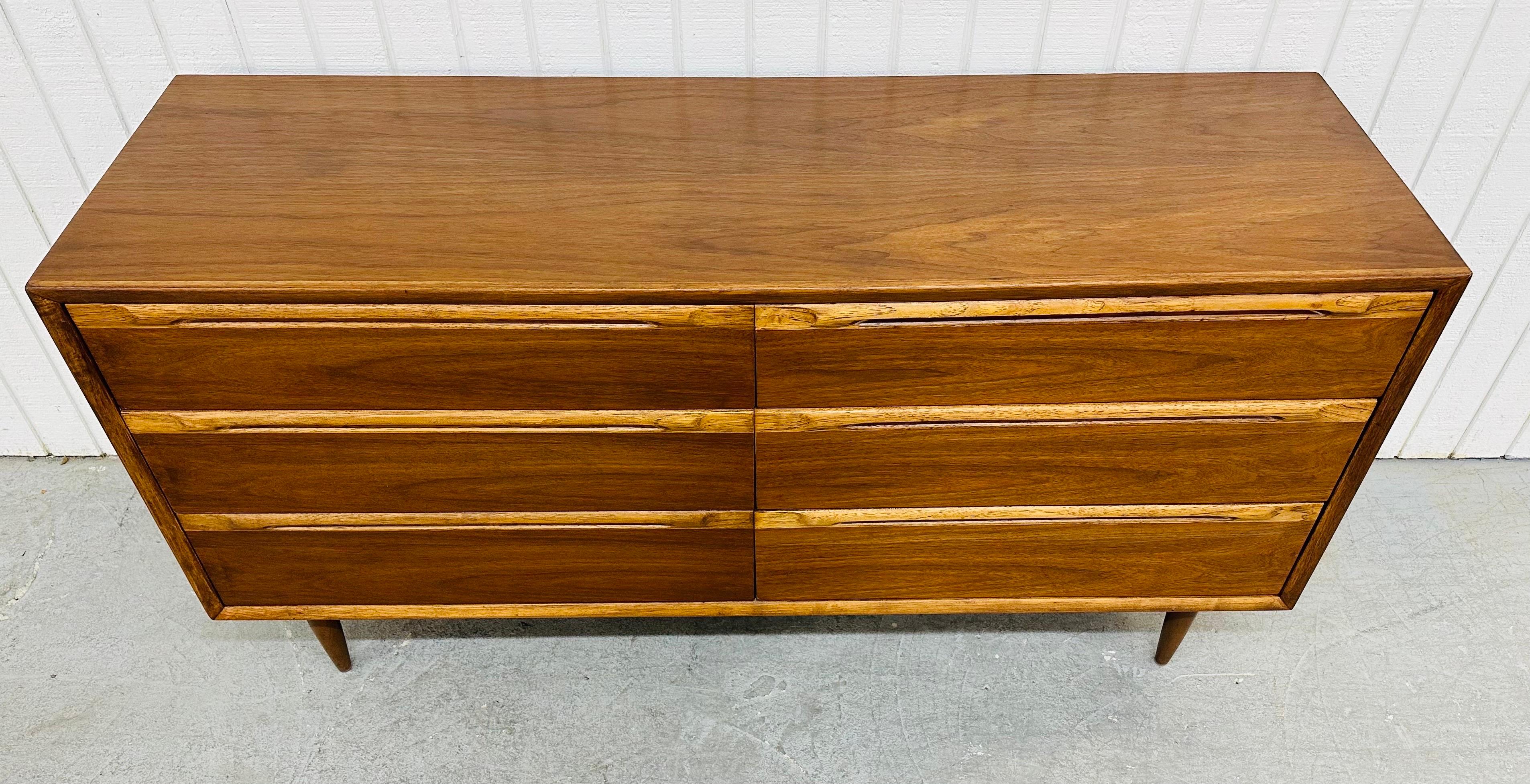 Mid-Century Modern Walnut Double Dresser In Good Condition For Sale In Clarksboro, NJ