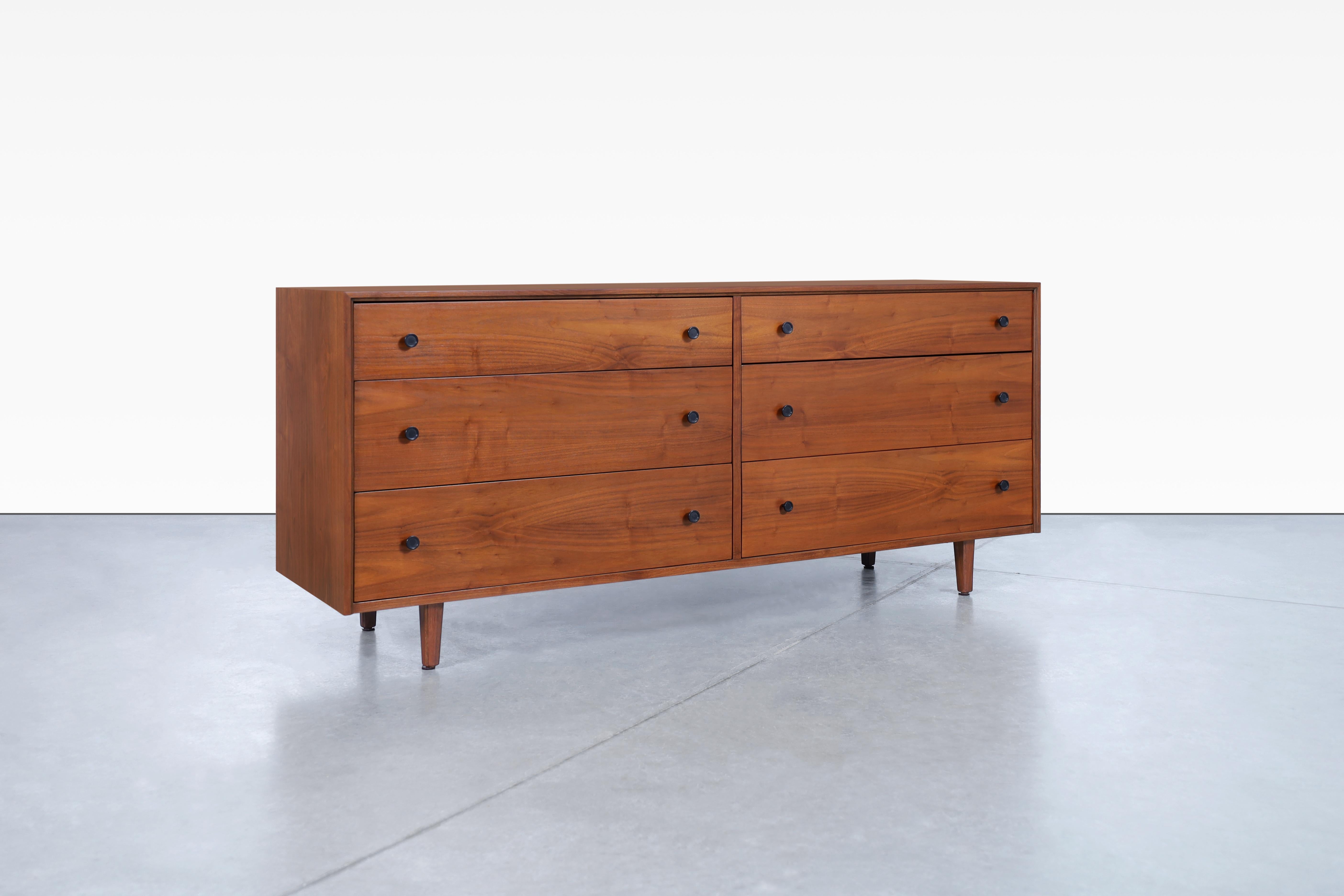 Mid-Century Modern Mid Century Modern Walnut Dresser Attributed to Glenn of California For Sale