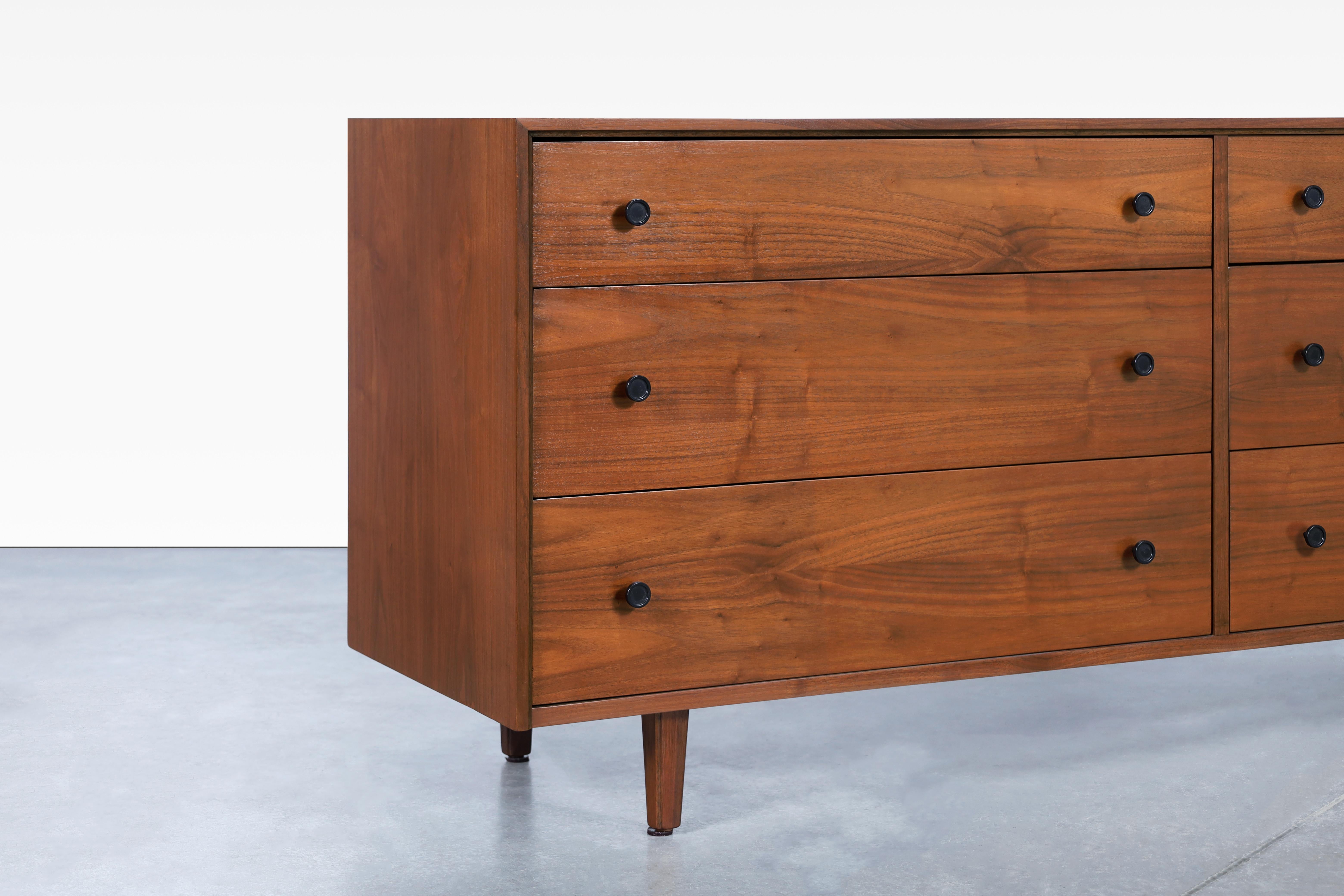 American Mid Century Modern Walnut Dresser Attributed to Glenn of California For Sale