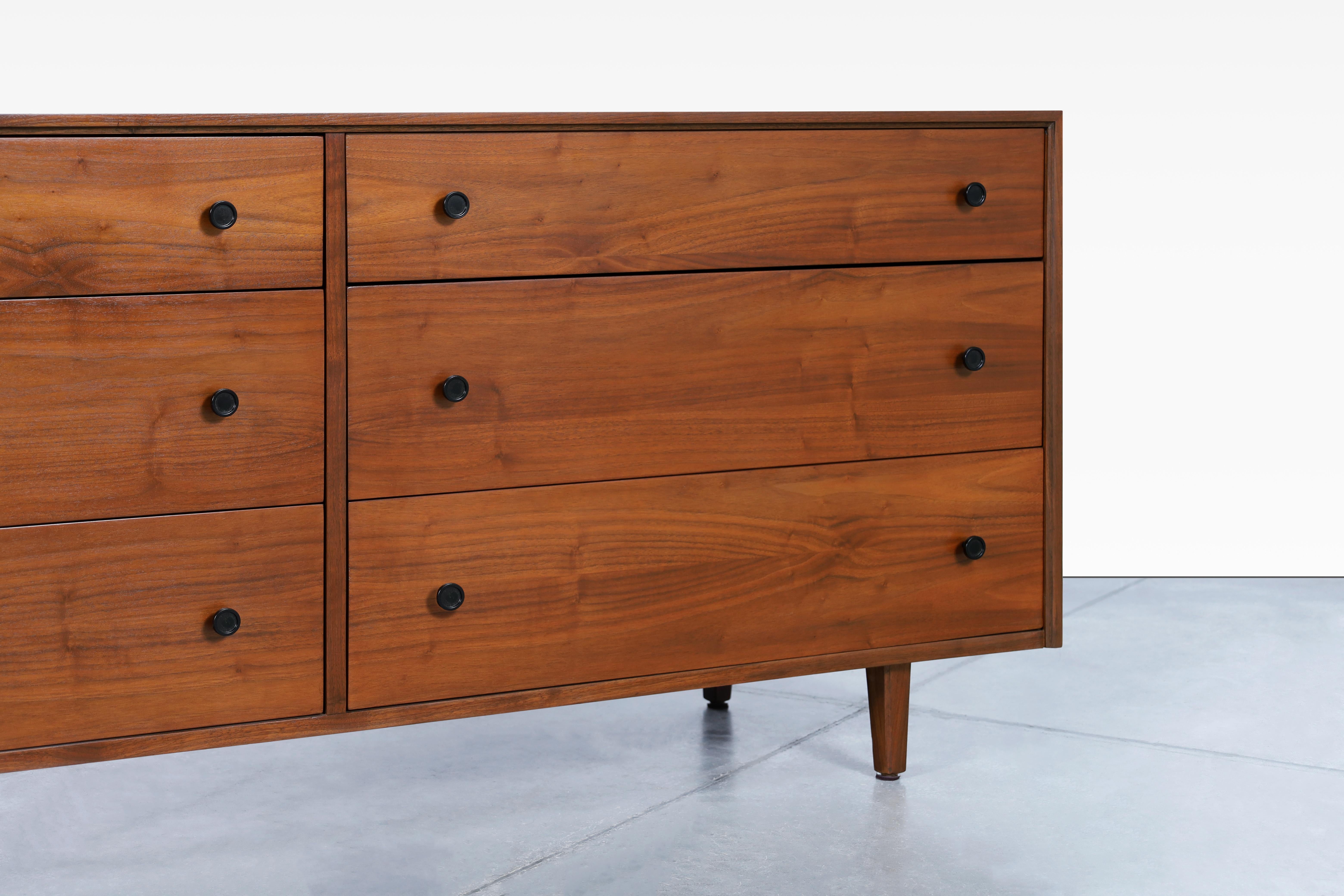 Mid Century Modern Walnut Dresser Attributed to Glenn of California In Excellent Condition For Sale In North Hollywood, CA