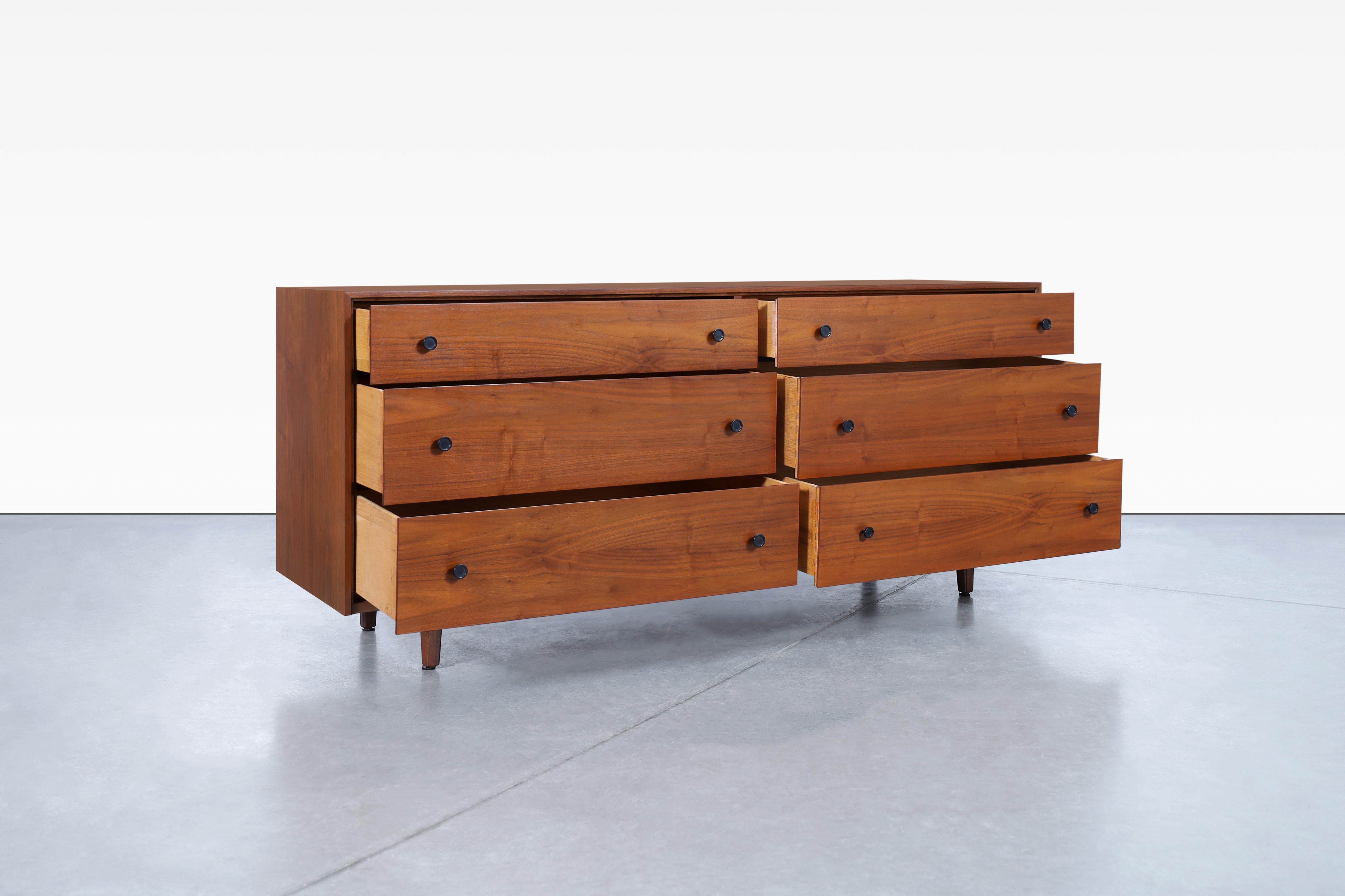 Mid-20th Century Mid Century Modern Walnut Dresser Attributed to Glenn of California For Sale